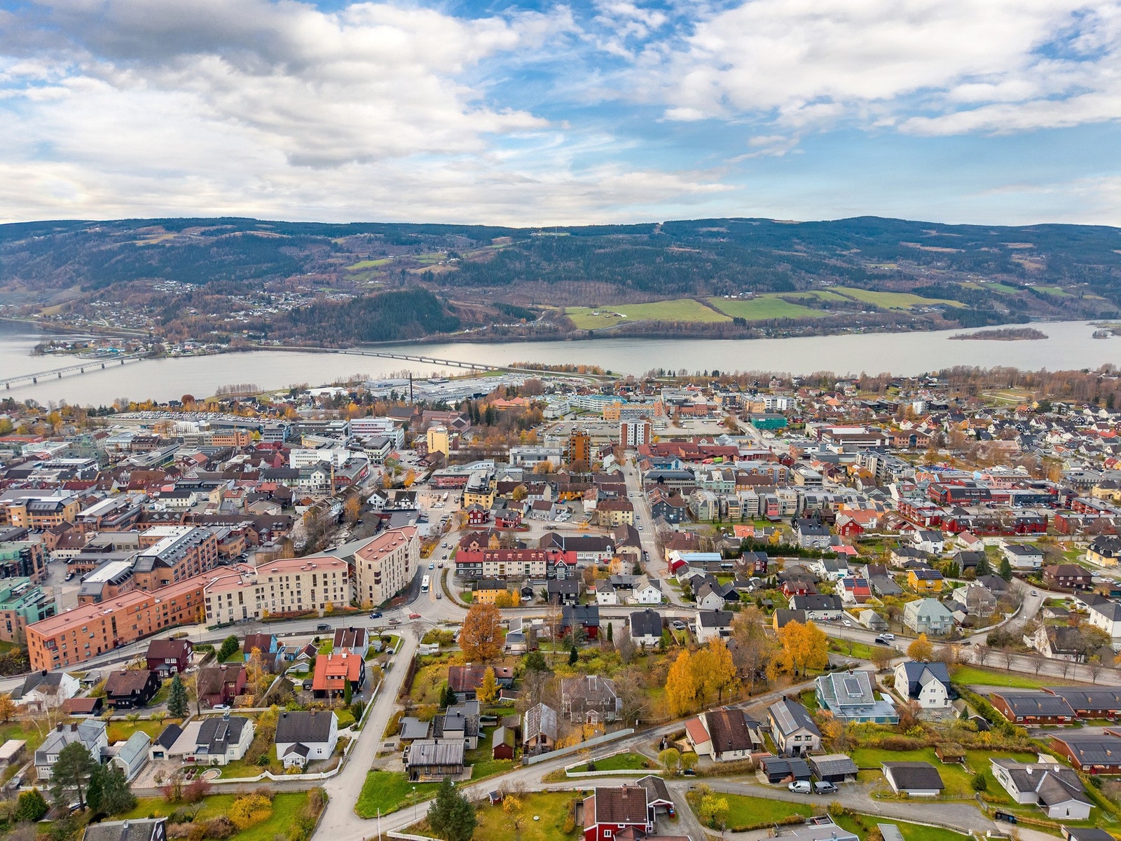 Eiendommen like i overkant av sentrum i Lillehammer - gangavstand til kulturtilbud, skole, idrett og rekreasjon i naturskjønne omgivelser. Galleribilde
