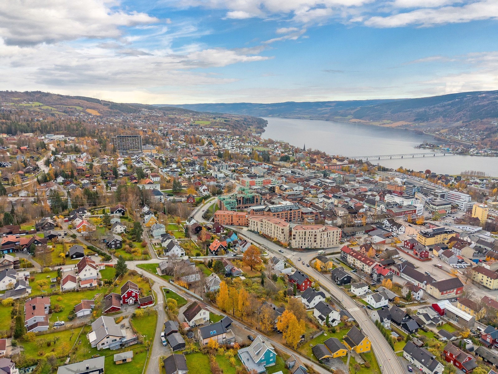 Sentral beliggenhet med nærhet til Lillehammer sentrum, butikker, restauranter og servicetilbud. Galleribilde