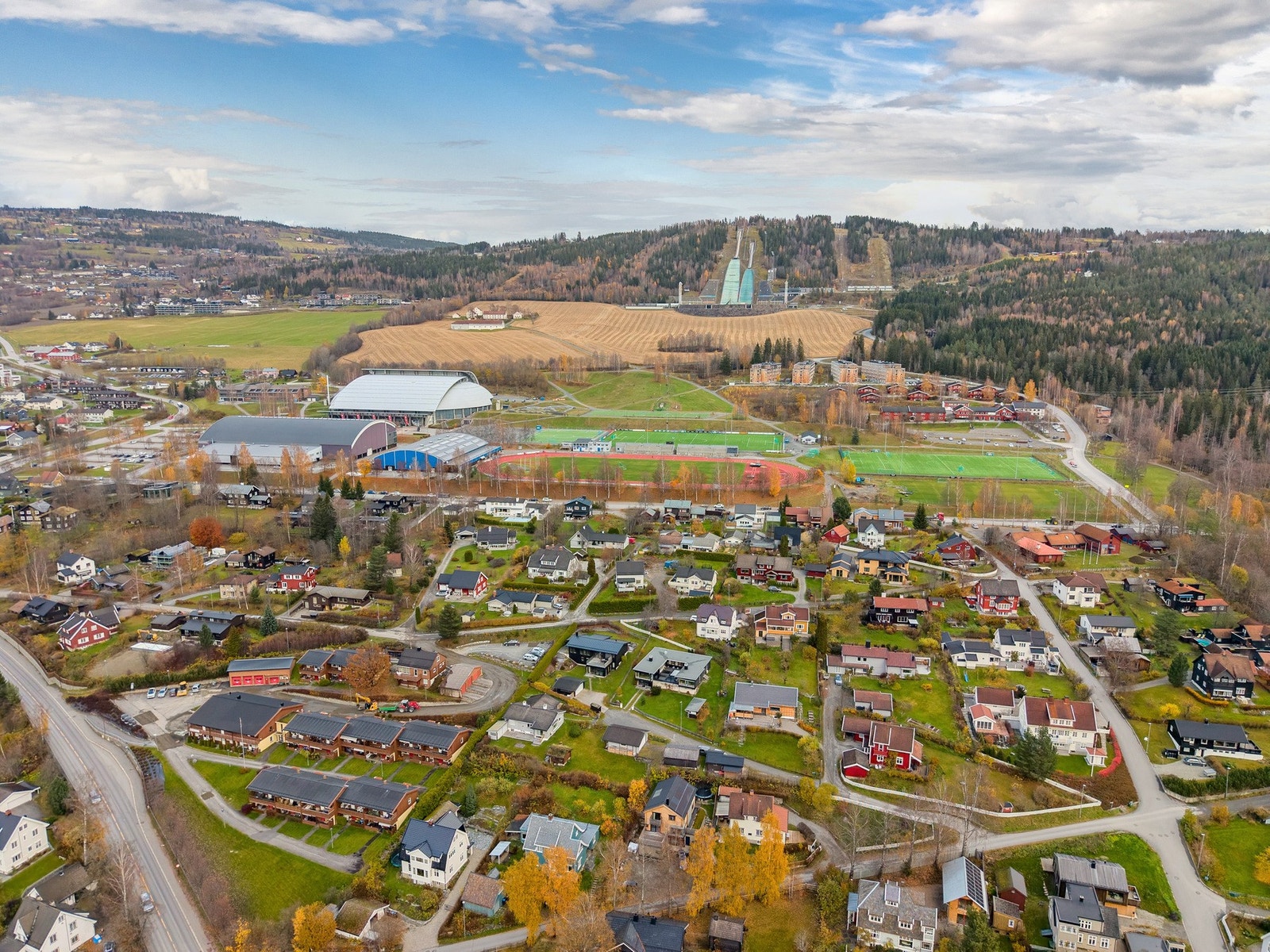 Kort avstand til Stampesletta idrettsanlegg, ishaller, fotballbaner samt flotte turområder langs Mesnaelva. Galleribilde