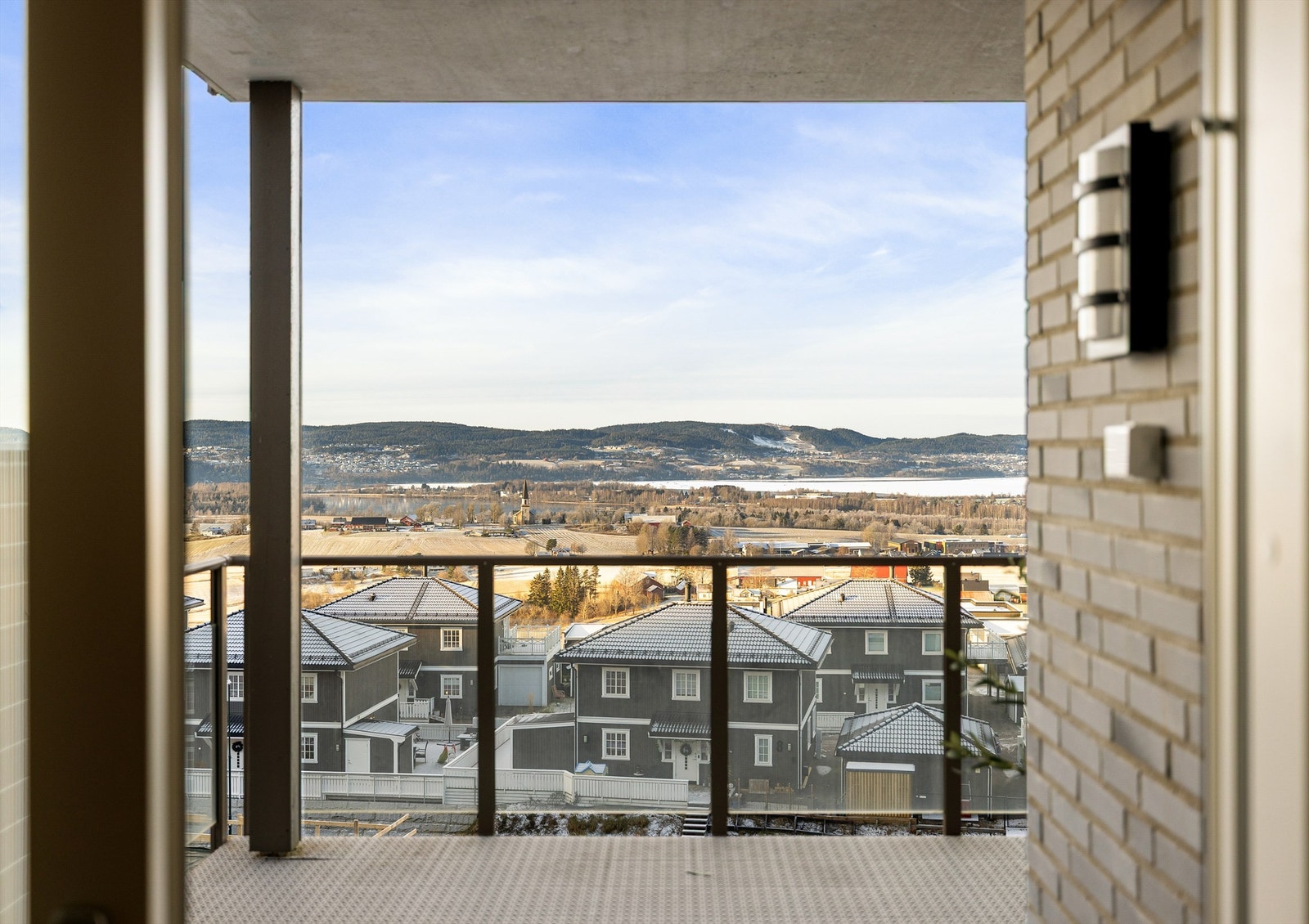 Boligen ligger i et nyetablert og trafikkstille boligområde på populære Løkenåsen. Galleribilde