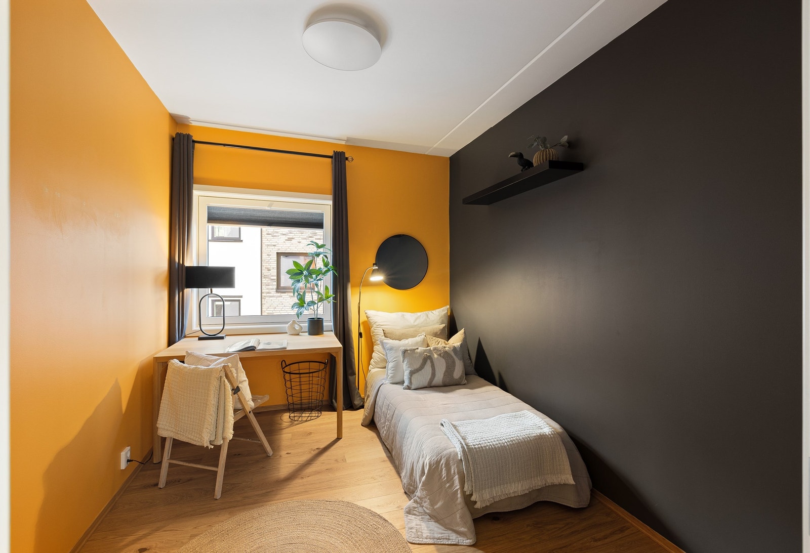 Leilighetens andre soverom egner seg godt som barnerom, gjesterom eller kontor. Galleribilde