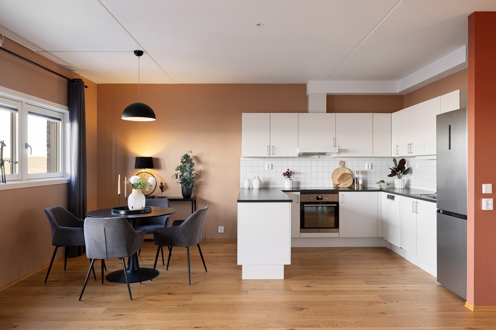 Leiligheten fra 2020 har en åpen stue- og kjøkkenløsning som skaper en sosial atmosfære. Galleribilde