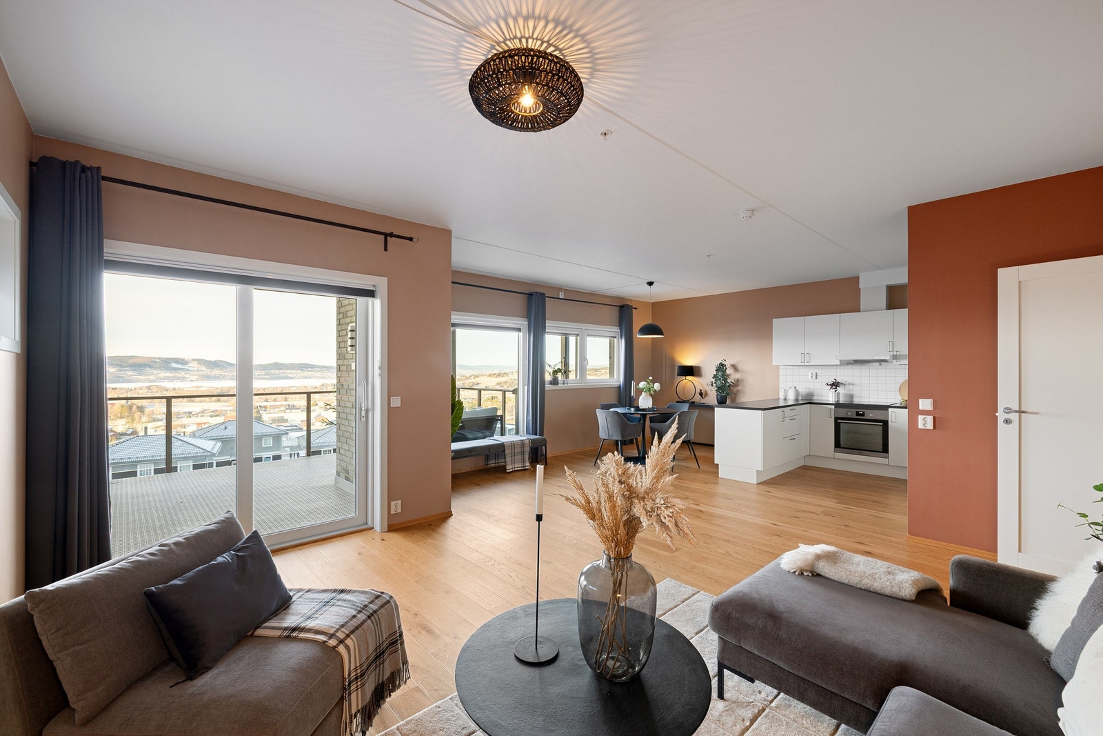 Nyere 3-roms beliggenheten høyt i terrenget gir en åpen og fin utsikt over nærområdet. Galleribilde