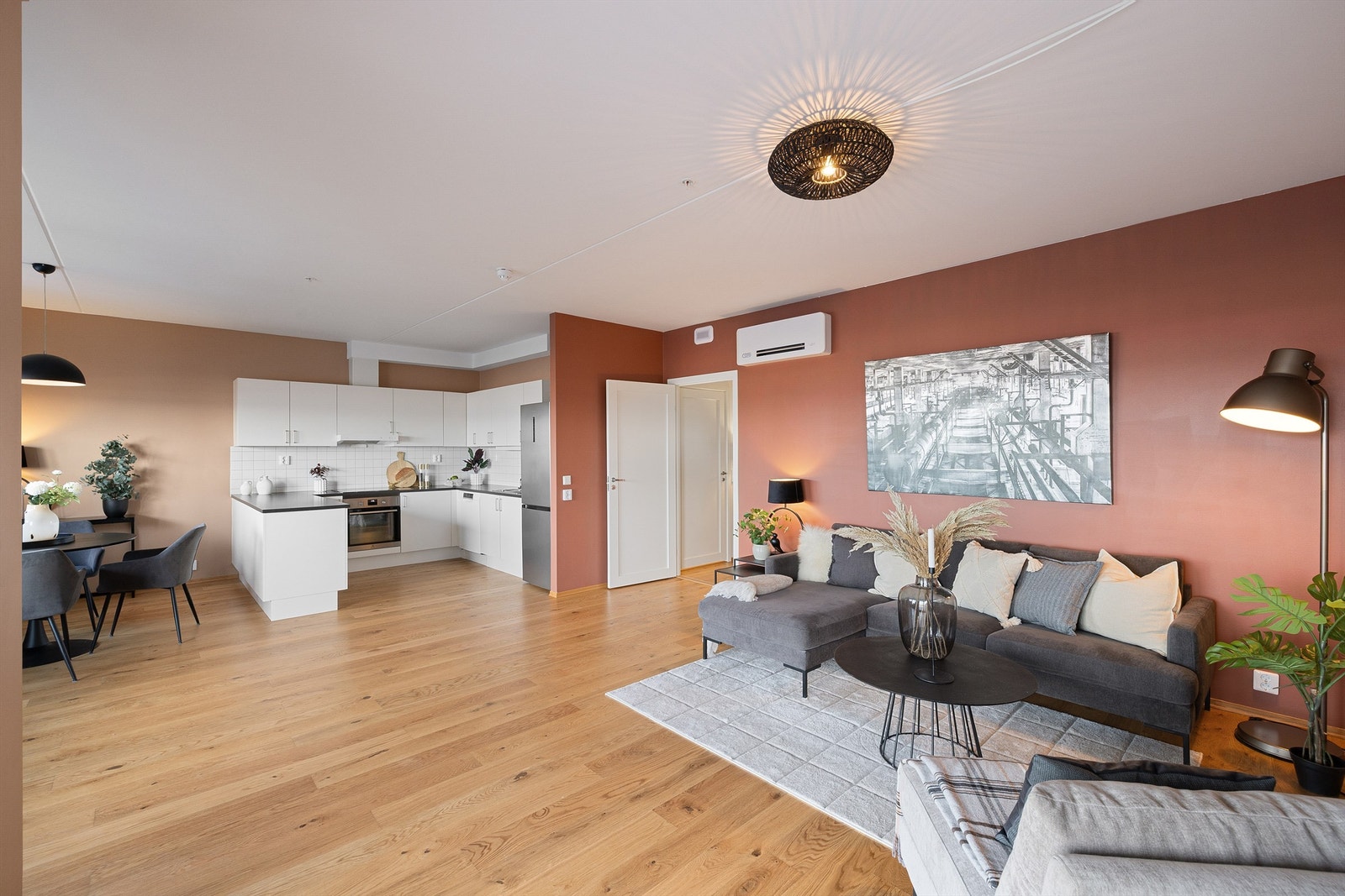 Gjennomgående parkettgulv og malte, glatte flater gir et helhetlig og tidsriktig uttrykk. Galleribilde