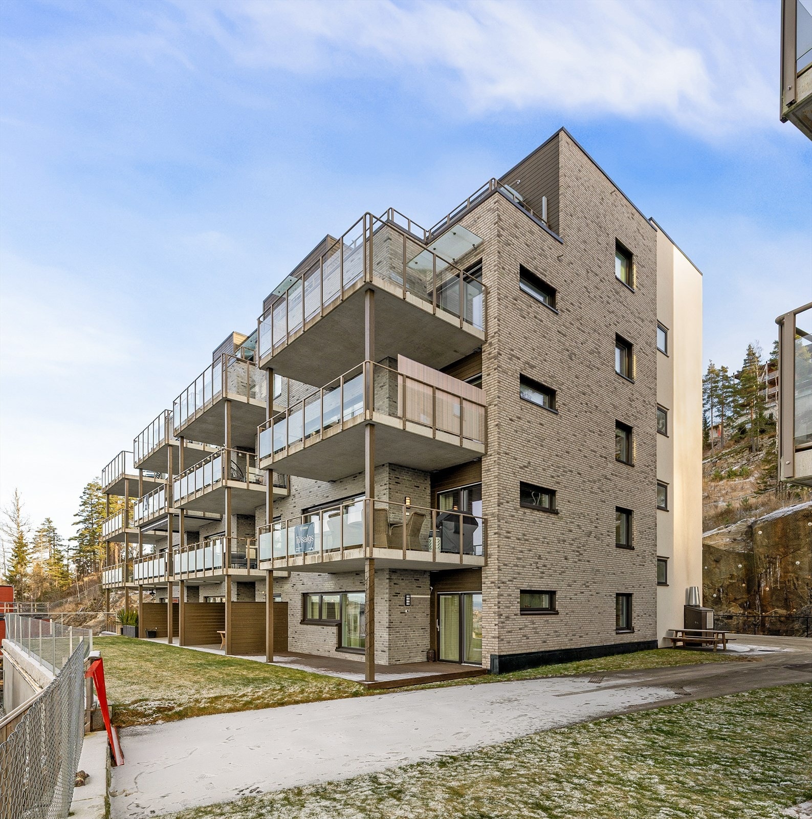 Bygget har heisadkomst fra felles inngangsparti og ned til garasjeanlegget. Galleribilde