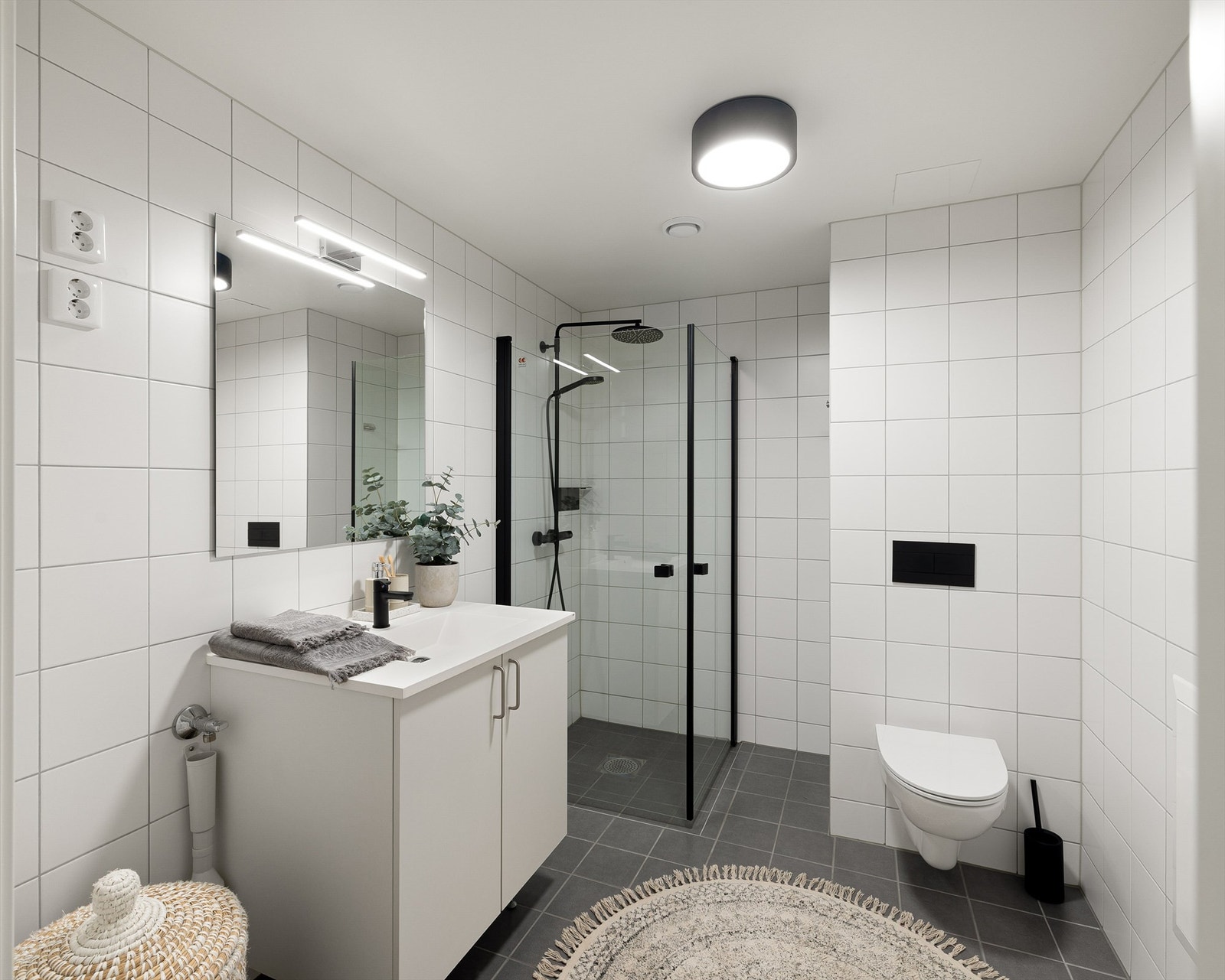 Badet er delikat flislagt på gulv og vegger, og har opplegg for vaskemaskin. Galleribilde