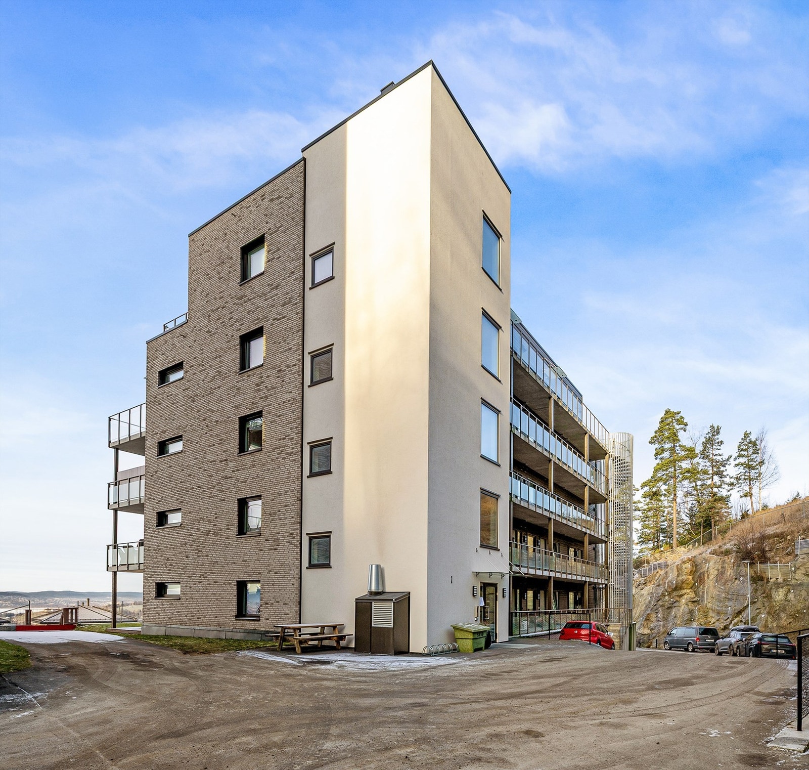 Det medfølger garasjeplass med elbillader, samt en ekstern bod på 4 kvm Galleribilde