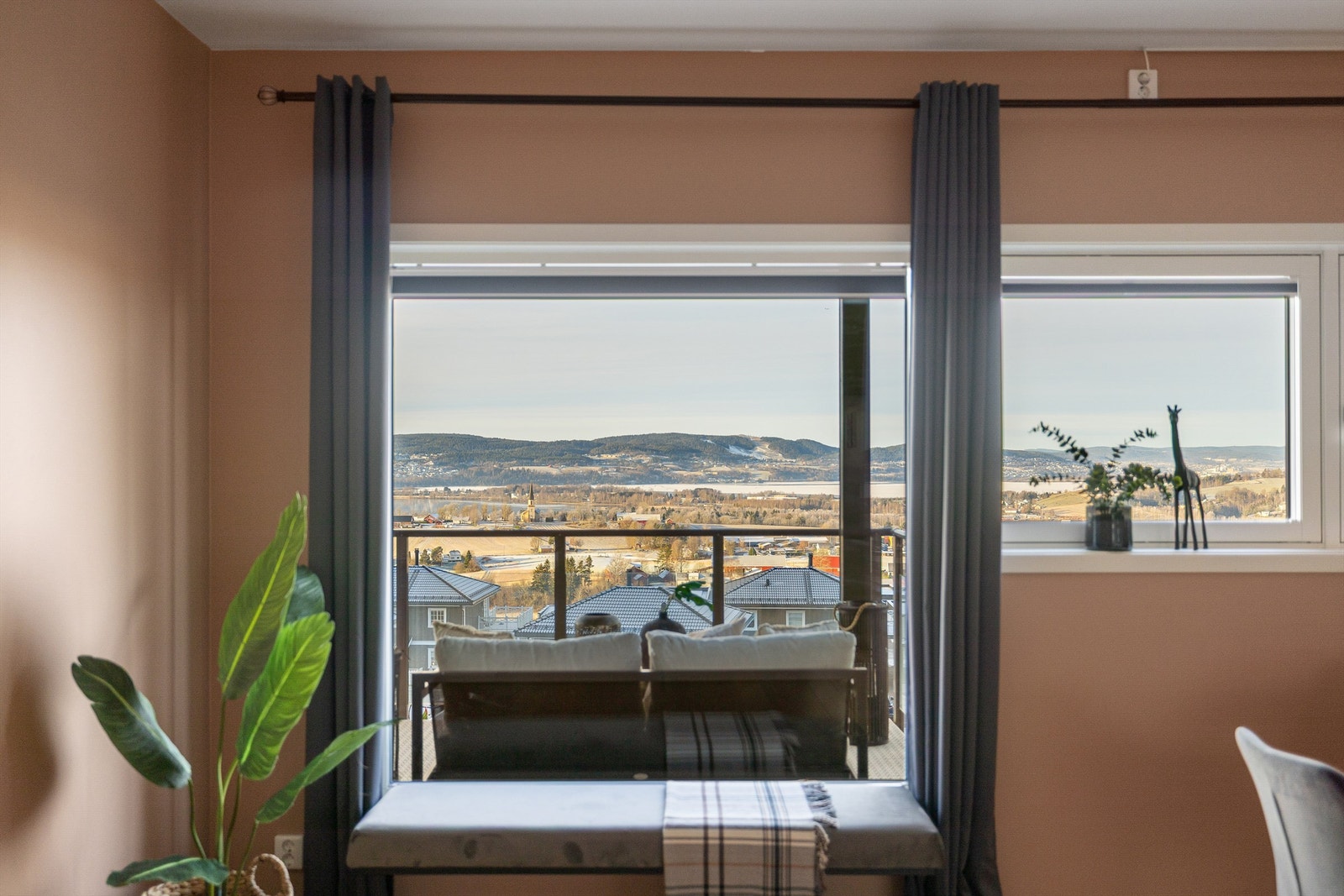 Fra eiendommen er det nærhet til flotte tur- og friluftsområder med skiløyper og badevann. Galleribilde