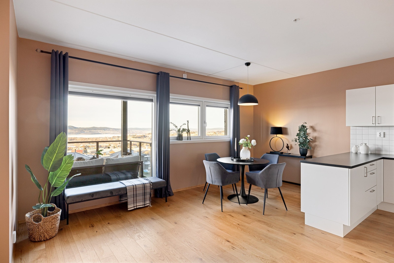 Store vindusflater slipper inn rikelig med dagslys. Galleribilde