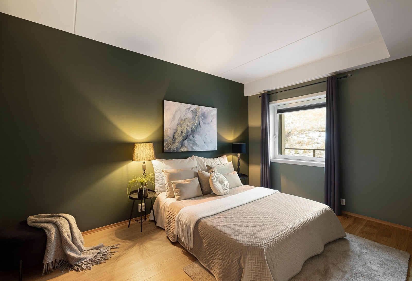 Hovedsoverommet har god plass til dobbeltseng og tilhørende nattbord. Galleribilde