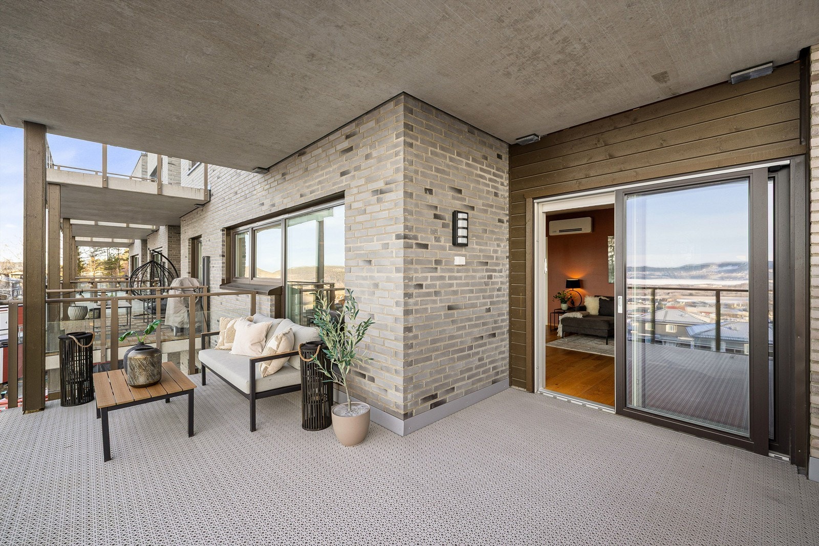 Overbygget og romslig balkong med god plass til utemøbler Galleribilde