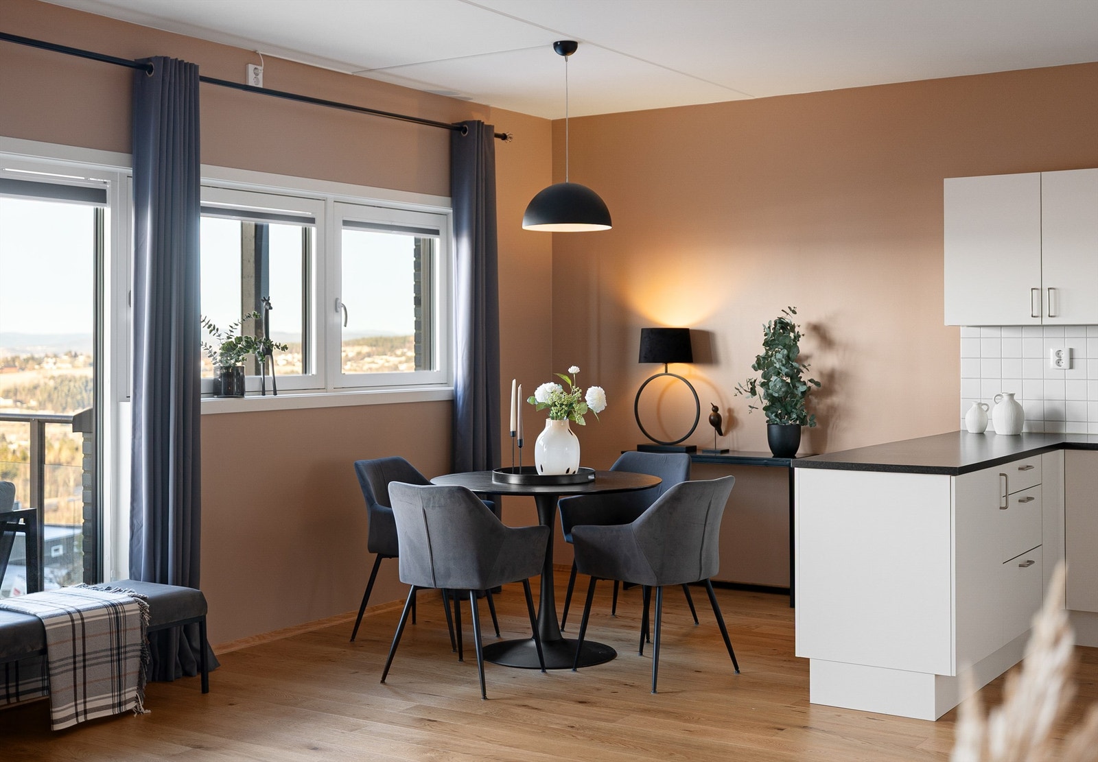 I tilknytning til kjøkkenet er det en naturlig plass for en hyggelig spiseplass. Galleribilde