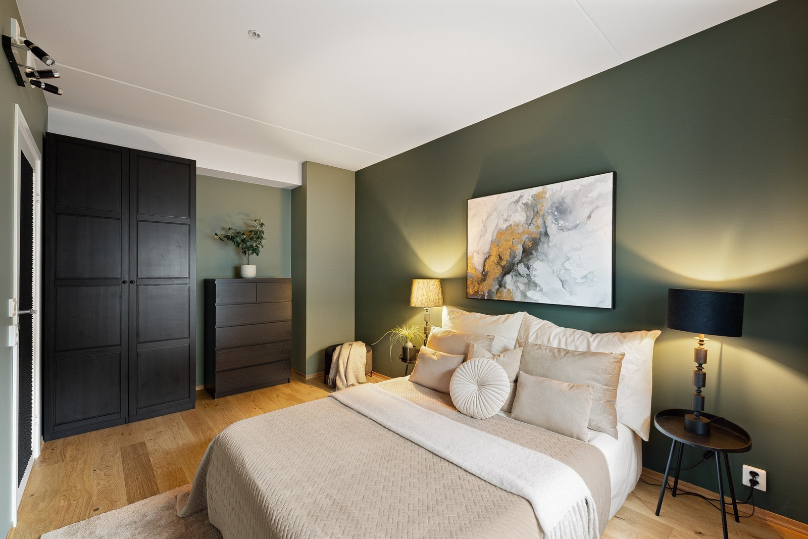 Rommet er innredet med garderobeskap som medfølger handelen Galleribilde