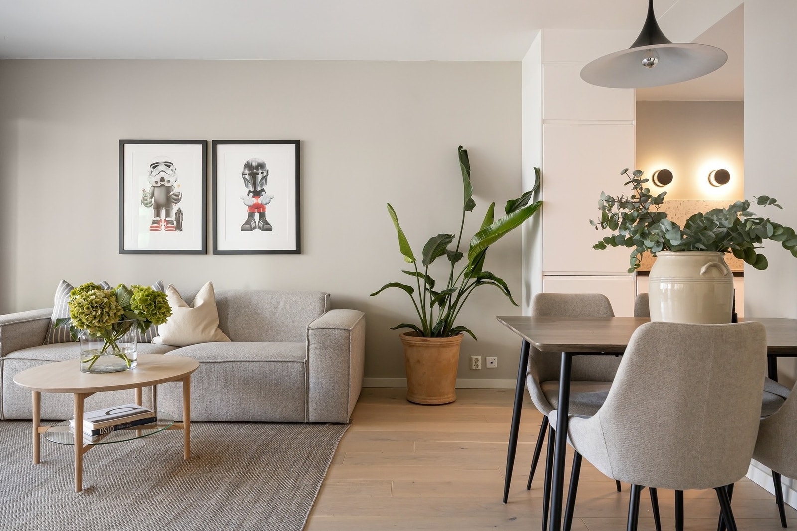 Stuen kan innredes med ulike soner for både egentid og sosialt samvær. Galleribilde