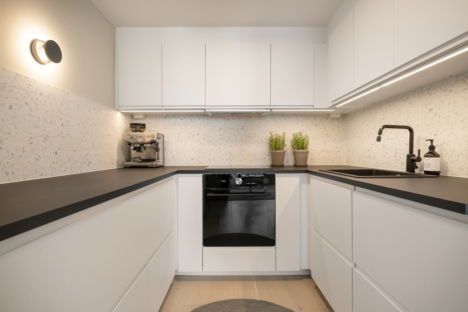 Kjøkkenet har god arbeidsplass og rikelig med oppbevaring. Galleribilde