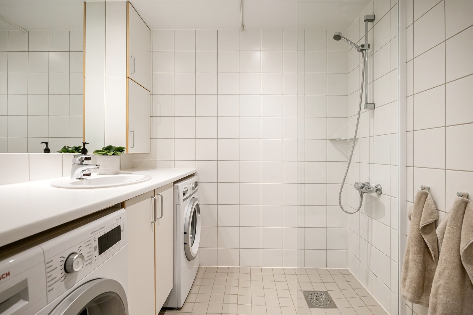 Badet har gulvvarme og opplegg for vaskemaskin og tørketrommel. Galleribilde