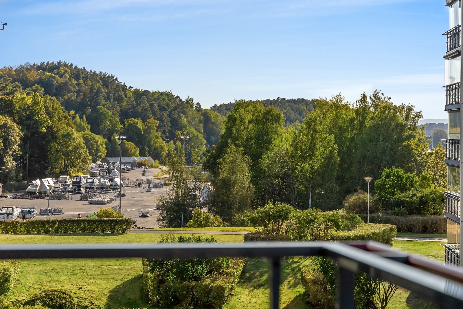 Fra boligen er det kort vei til flotte turområder og badeplasser. Galleribilde
