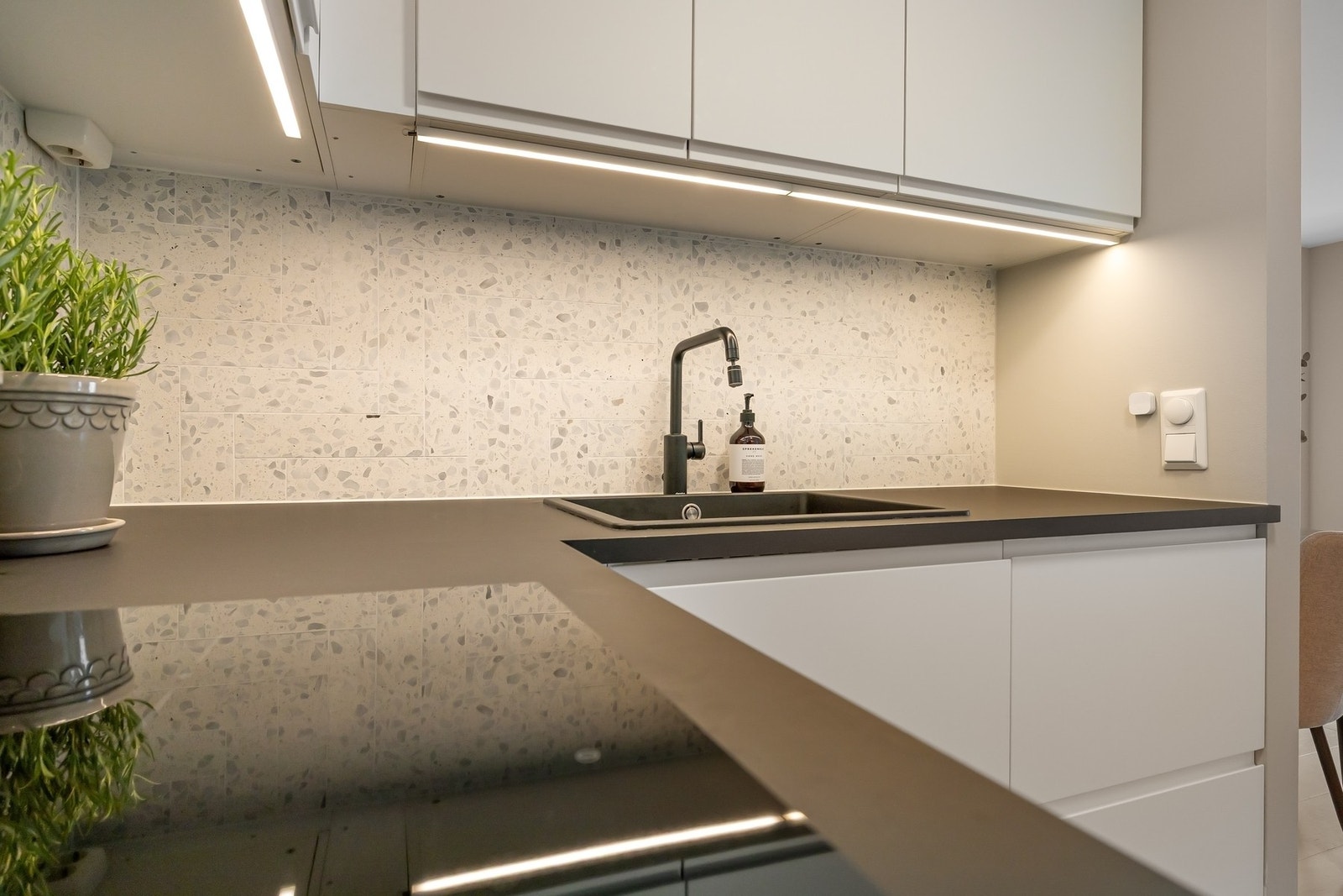 Kjøkkenet har gode benkeflater, induksjonstopp og ventilator med avtrekk ut av rommet. Galleribilde