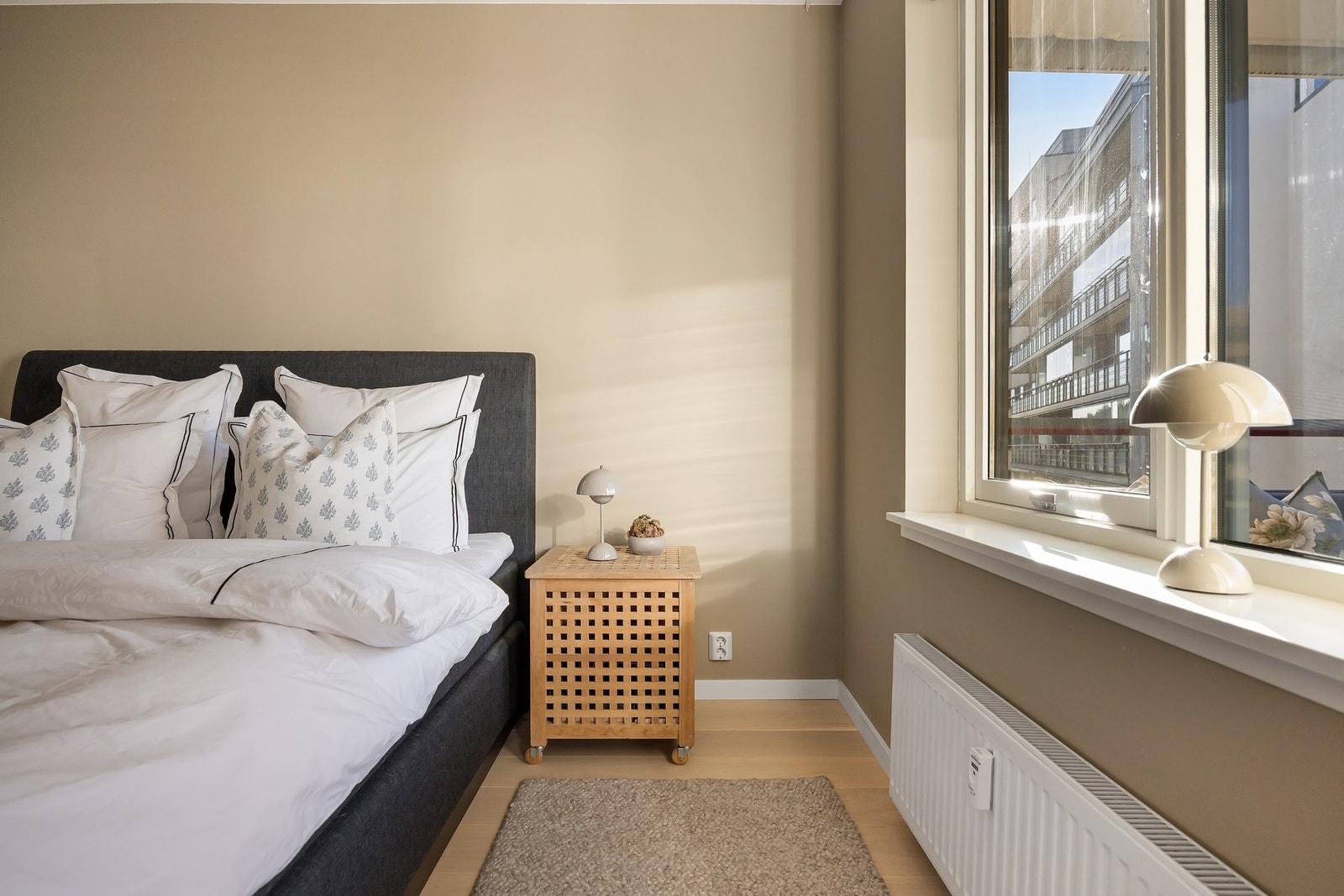 Soverommet er av god størrelse, slik at det kan møbleres med nattbord mm. Galleribilde