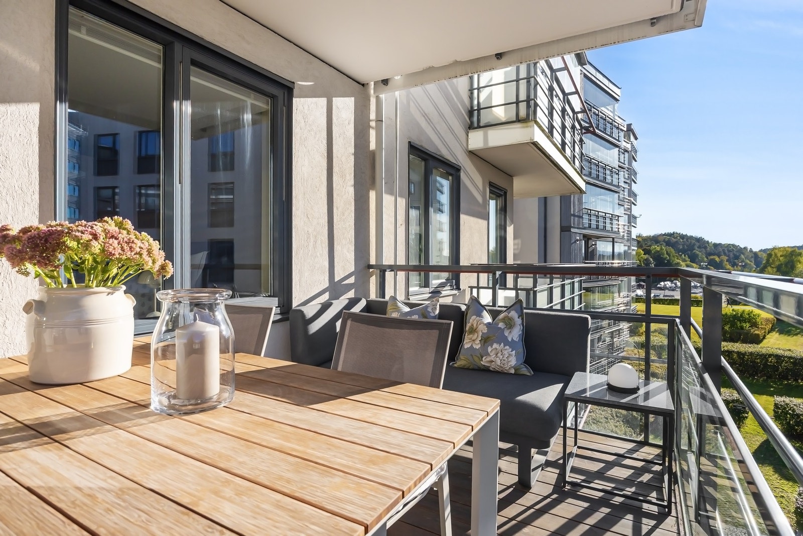 Den herlige balkongen fungerer fint som et ekstra rom i den varme årstiden. Galleribilde