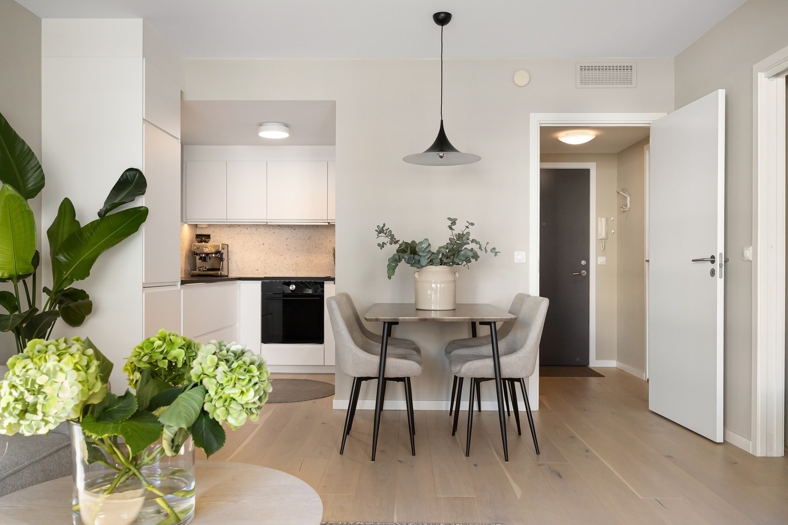 Det er plass til eget spisebord i overgangen mellom stue og kjøkken. Galleribilde