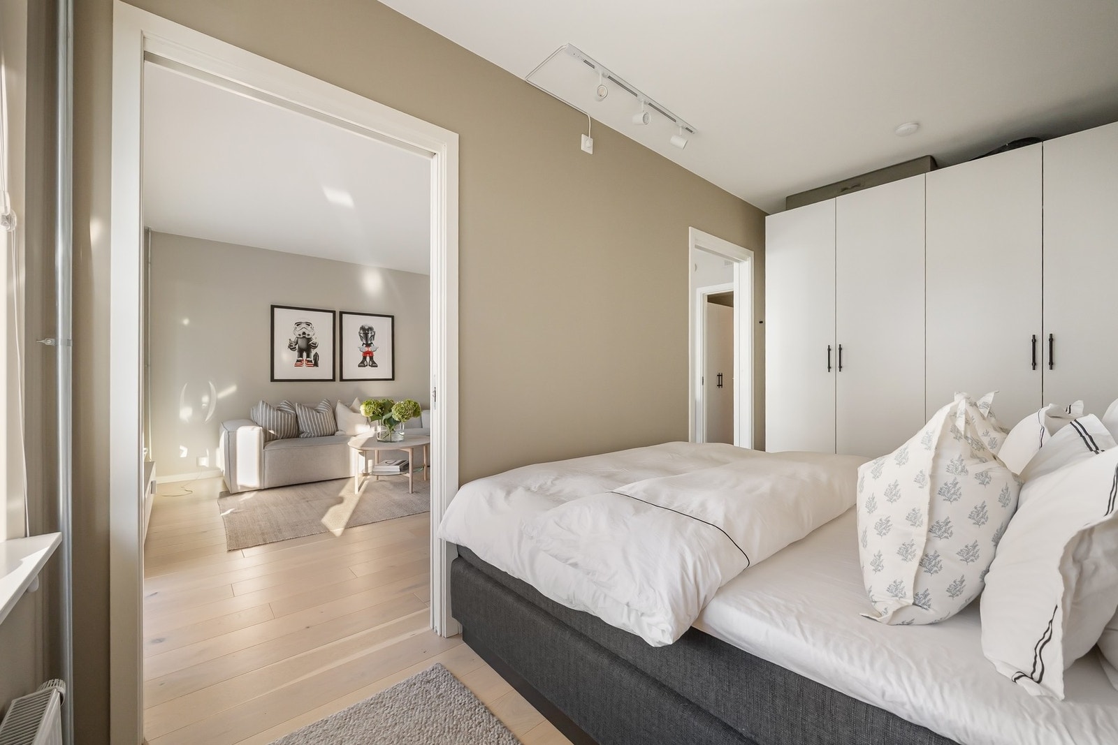 Garderobeskapet på soverommet (montert i 2022) følger boligen. Galleribilde