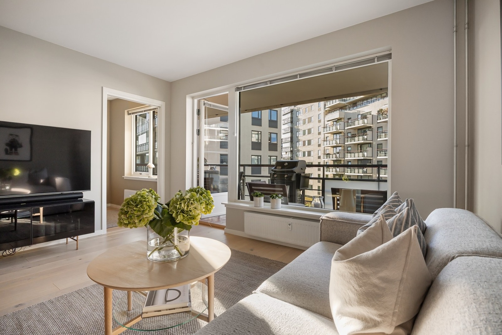 Stuen er lys og åpen, med vindusflater mot vest. Galleribilde