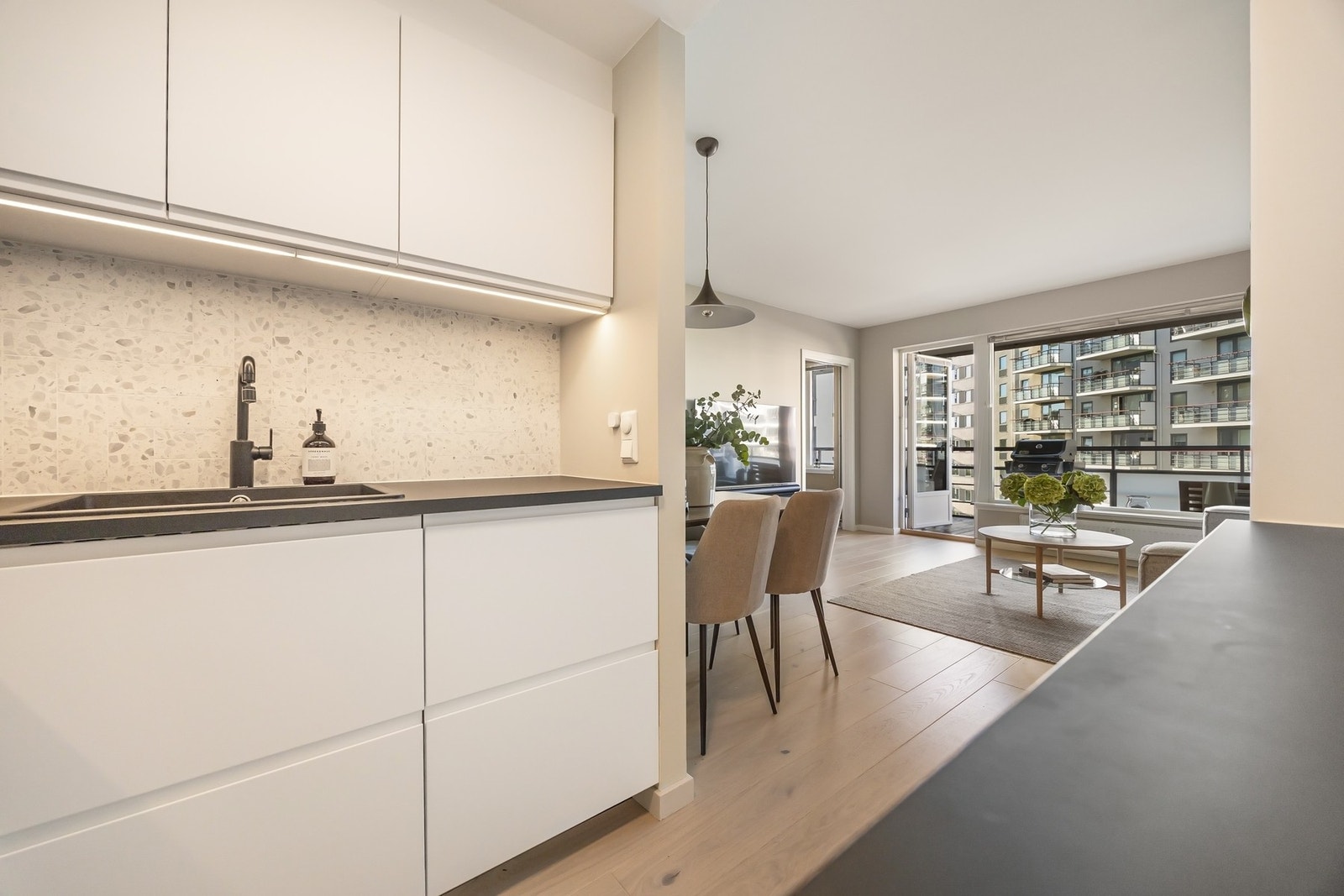 Den åpne løsningen gjør at kjøkkenet også fungerer fint som en sosial sone. Galleribilde