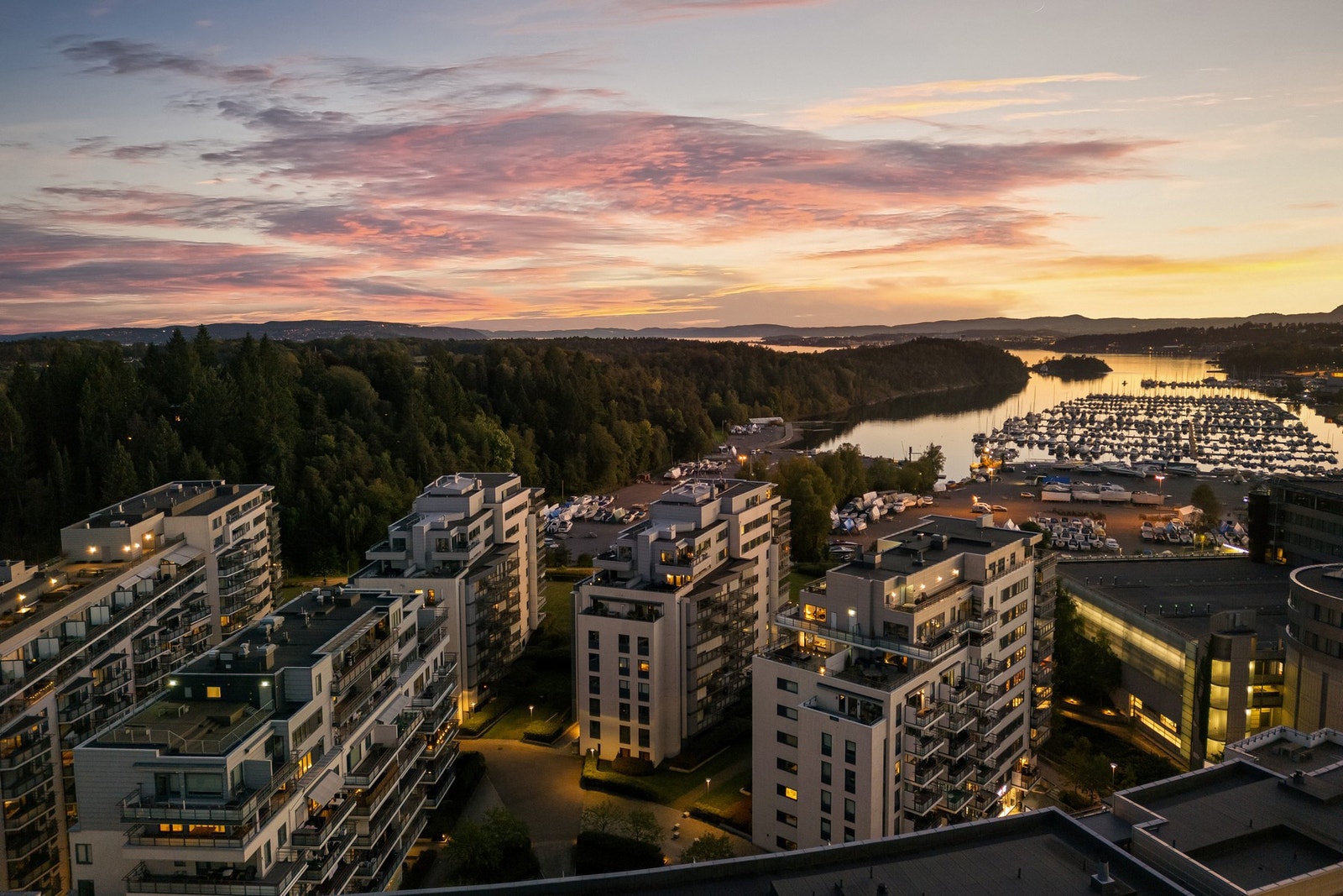 Beliggenheten er naturnær og sentral. Galleribilde