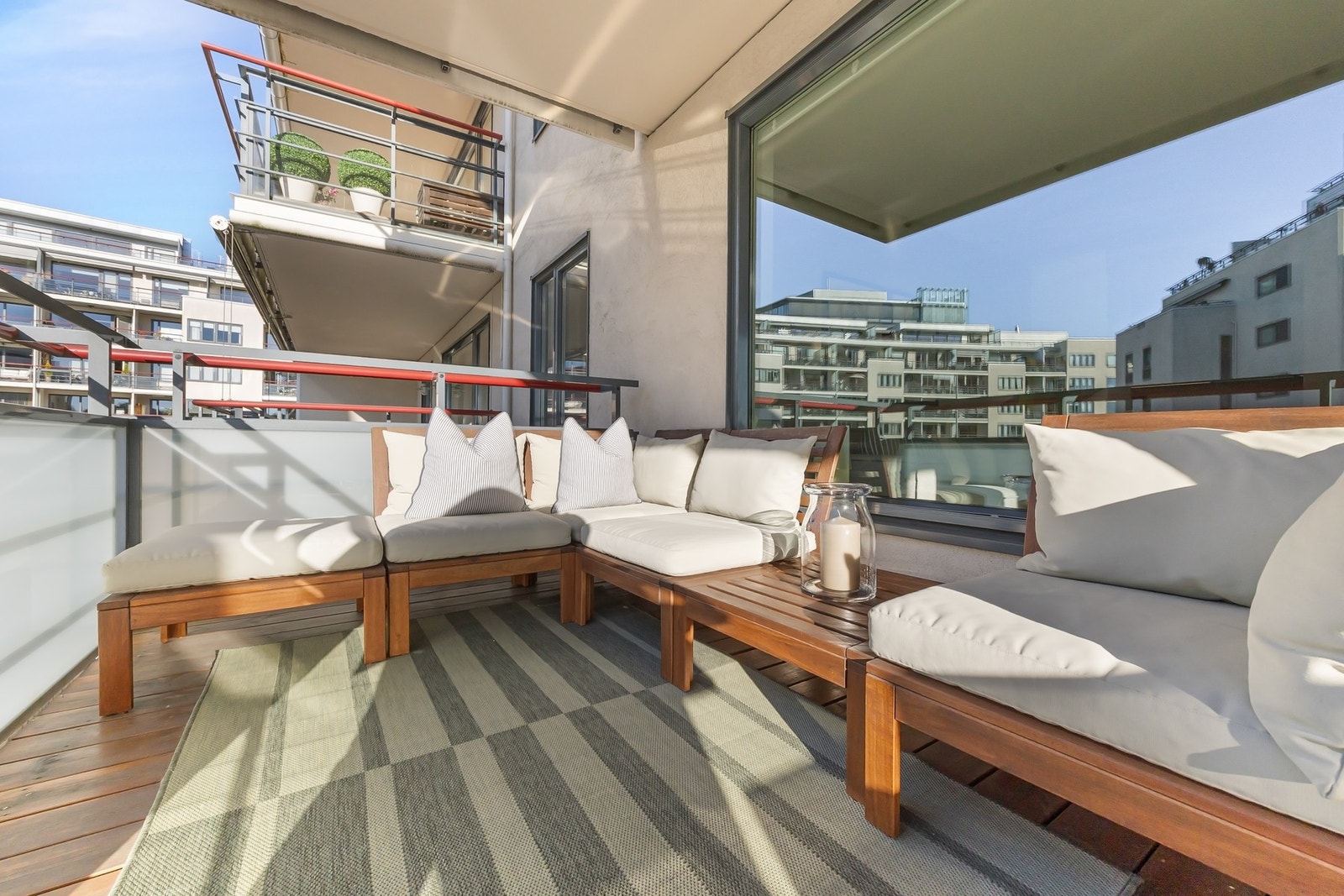 Den vestvendte balkongen er på ca. 15 kvm. Galleribilde