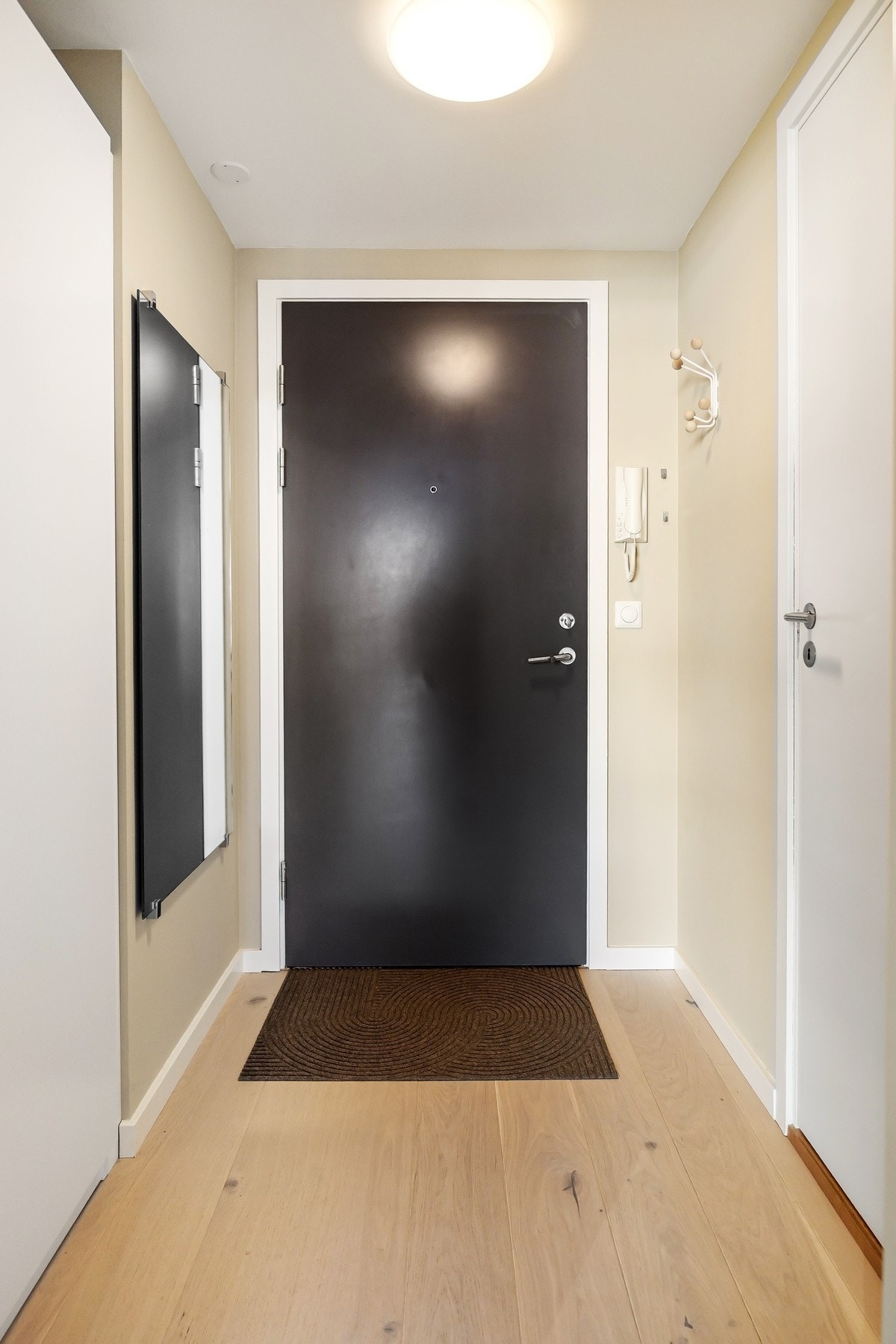 Det er et eget, romslig garderobeskap i entréen. Galleribilde