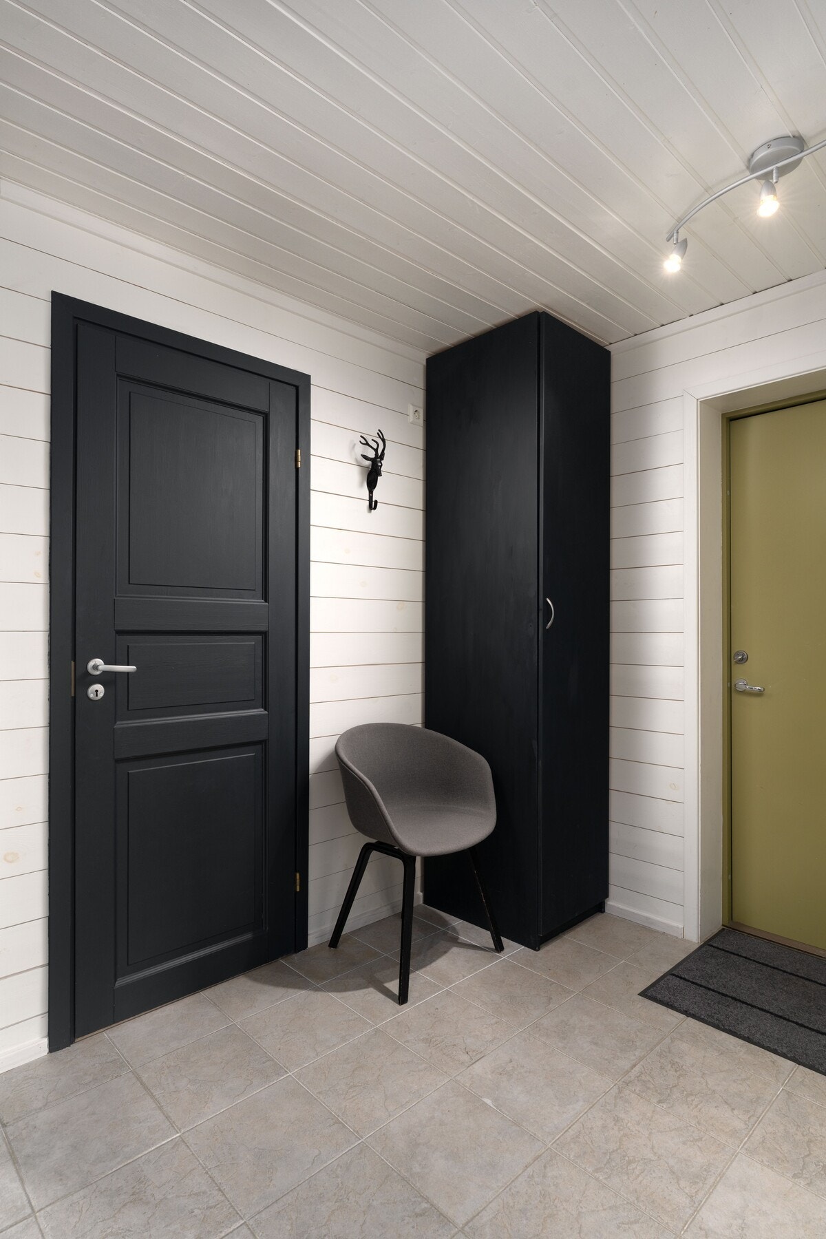 Romslig entrè som gir et ryddig inntrykk med plass til sko og yttertøy. Galleribilde