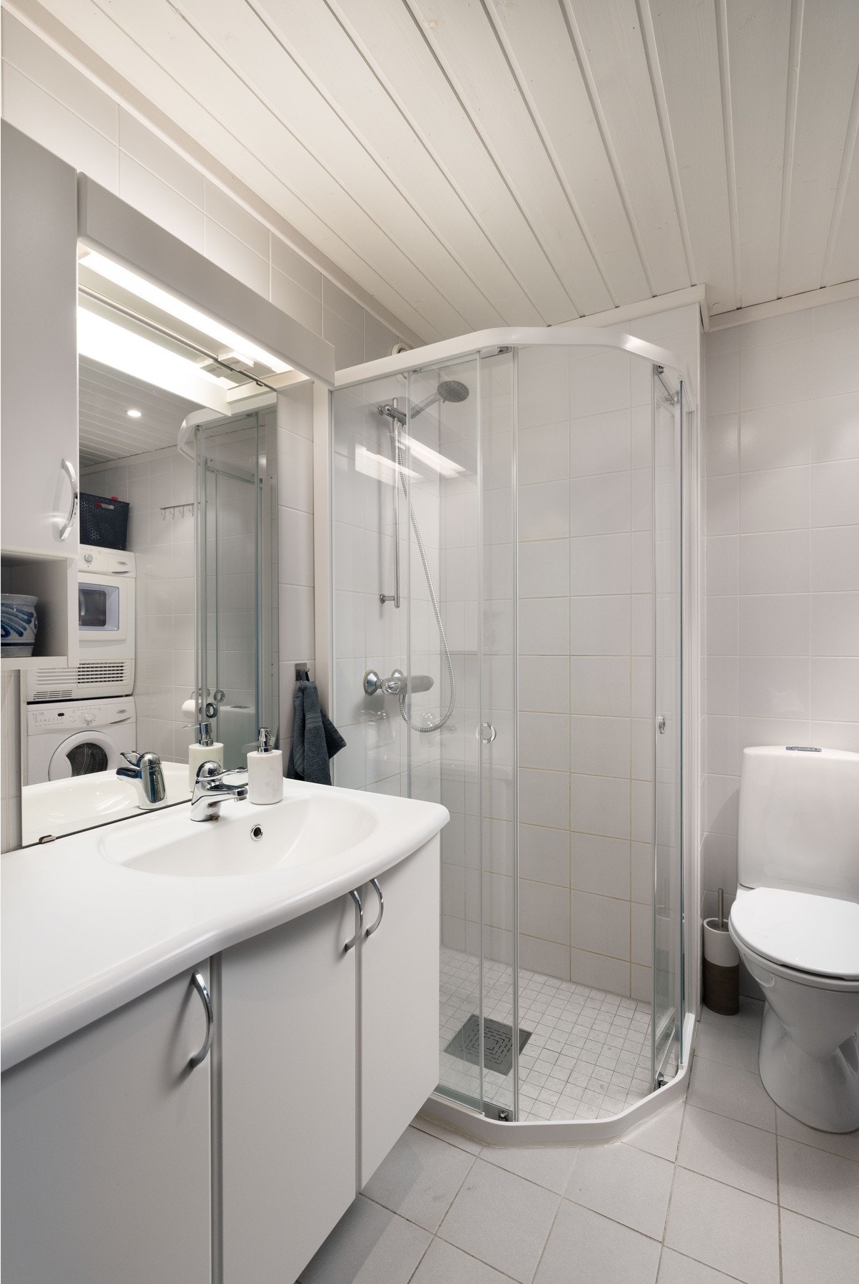 Flislagt bad med dusj, opplegg for vaskemaskin og god plass. Galleribilde