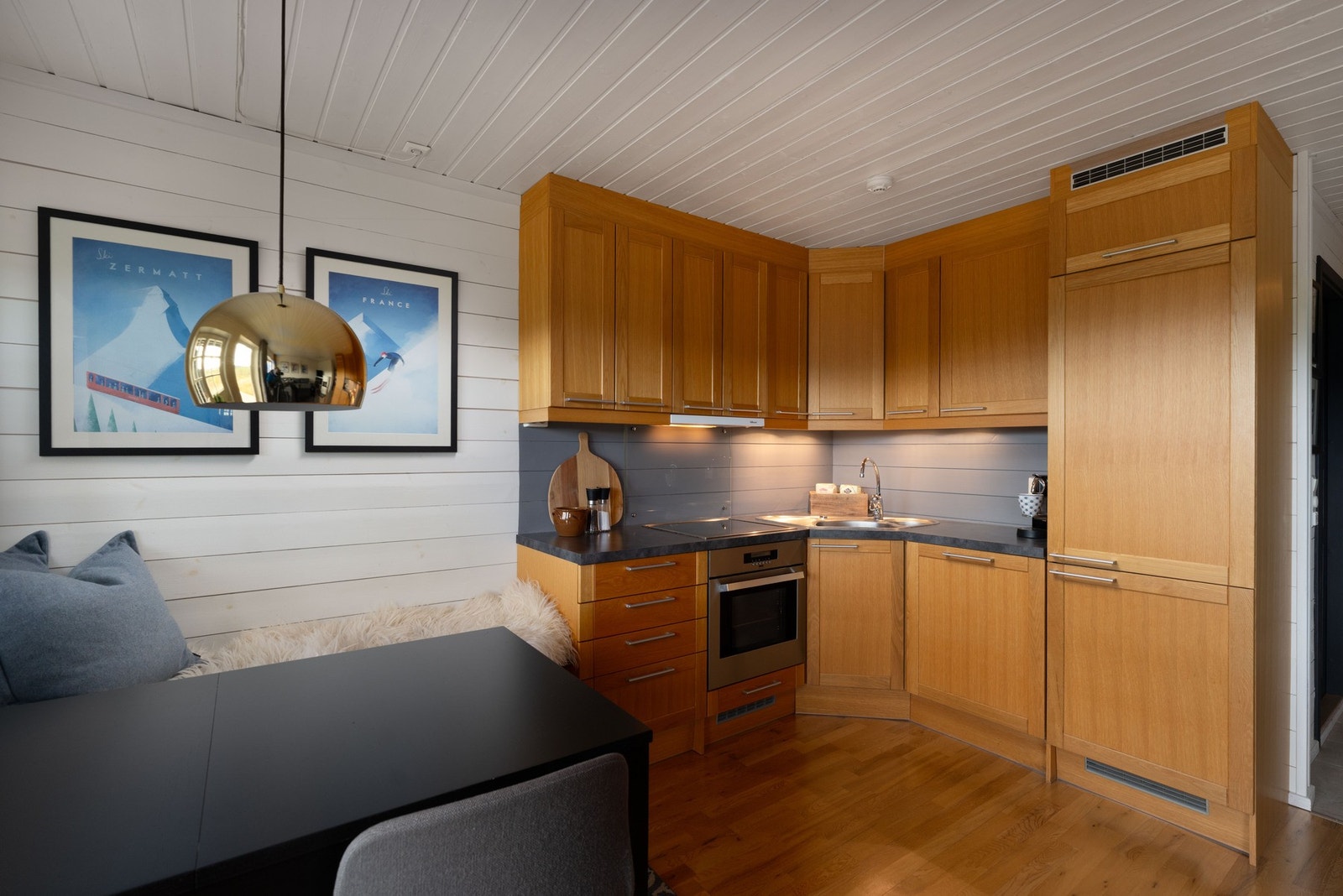 Trivelig kjøkken med integrerte hvitevarer og god skapplass. Galleribilde