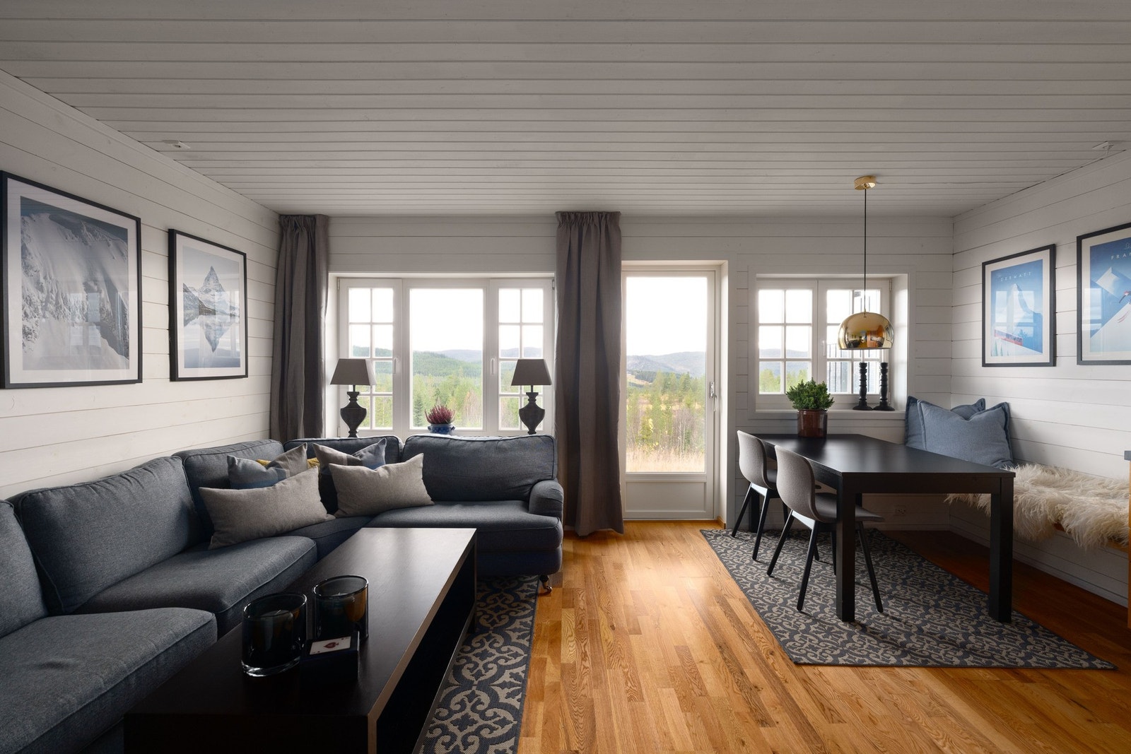 Store og mange vinduer gir et godt lysinnslipp. Galleribilde