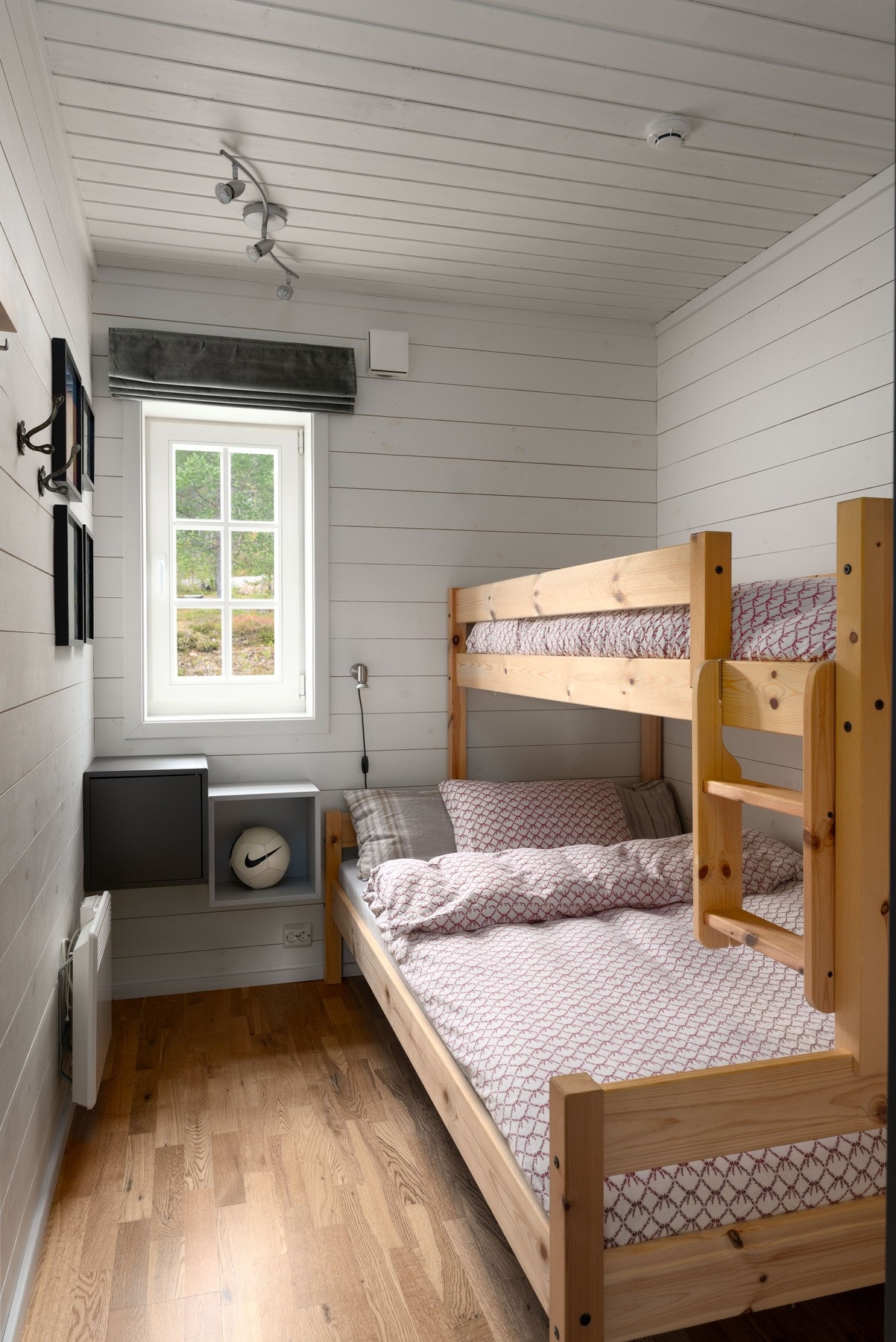 Praktisk soverom nummer to - ideelt for barn eller gjester Galleribilde