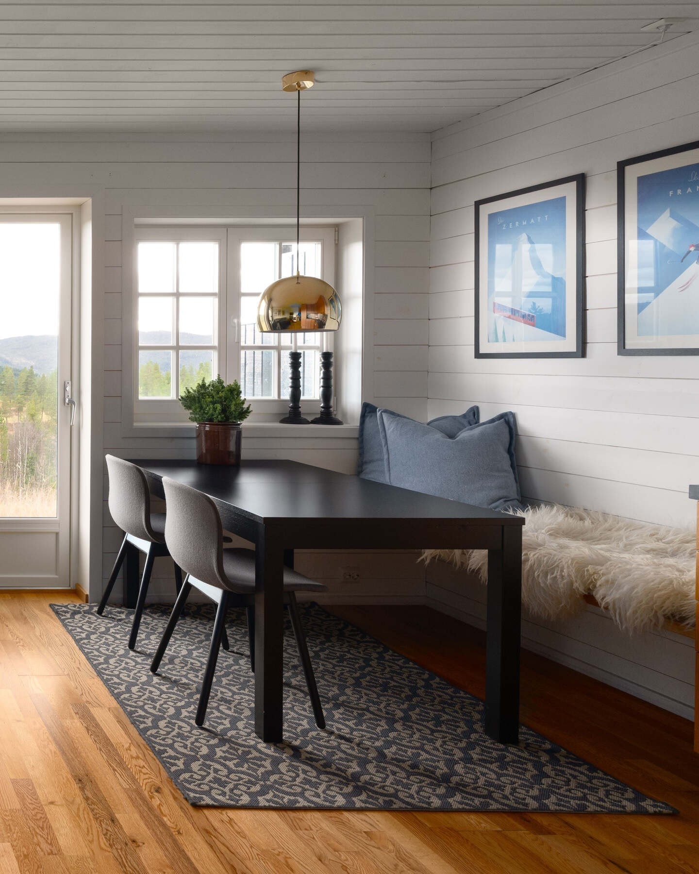 Spisestuen har plass til mange gjester i hyggelig lag. Galleribilde