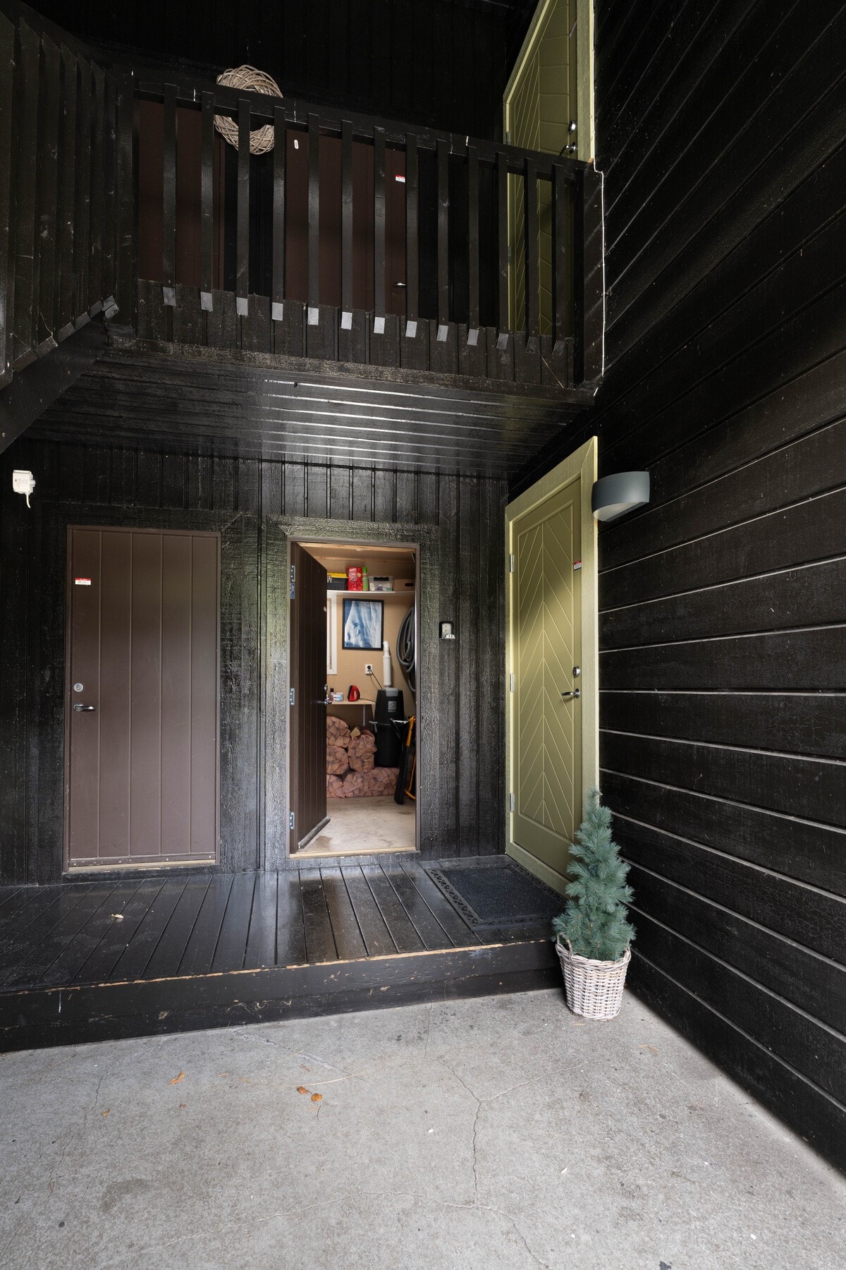 Overbygget inngangsparti med lett adkomst og praktisk utebod. Galleribilde