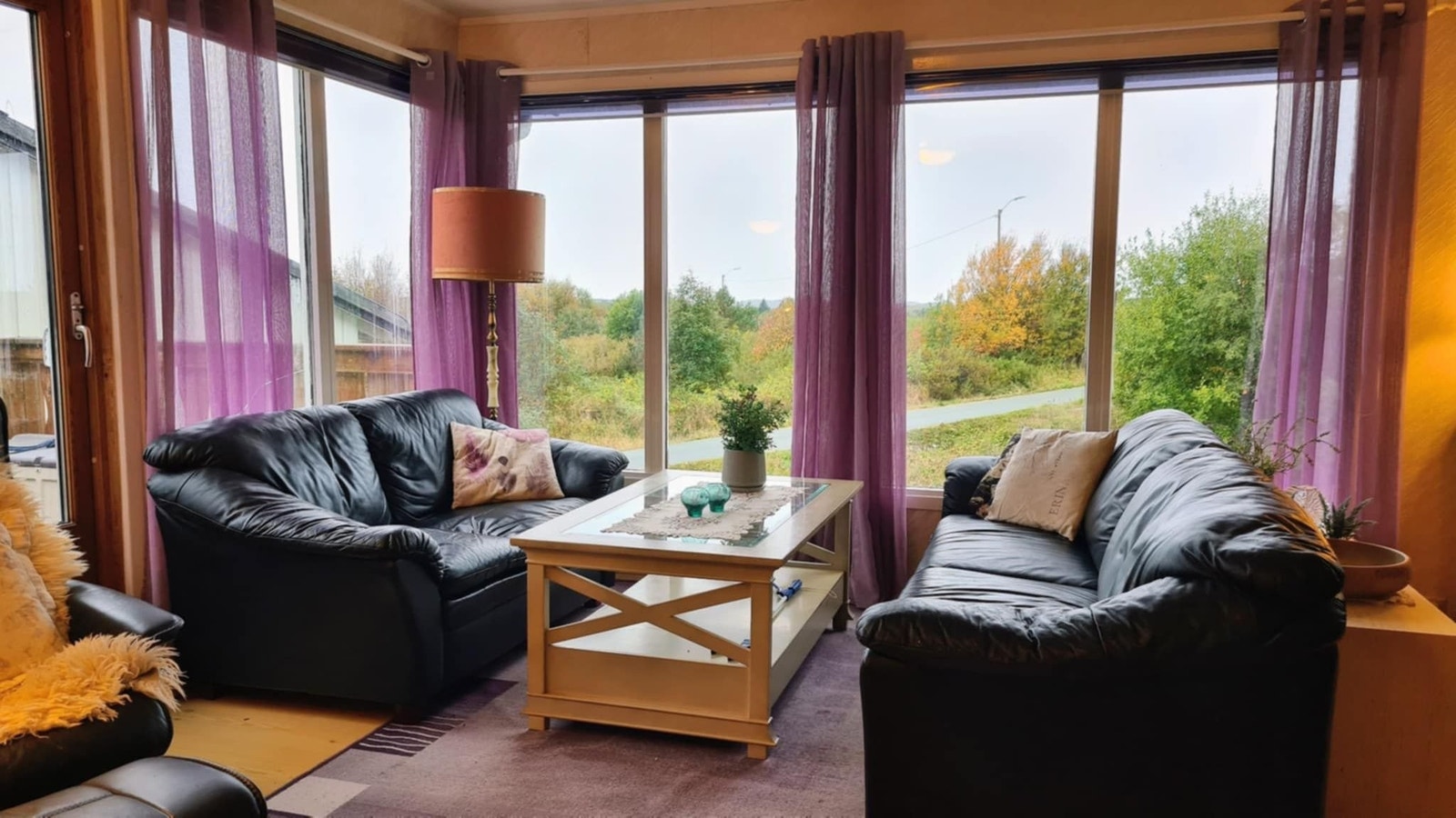 Stue med utsikt ut over kvenvær Galleribilde