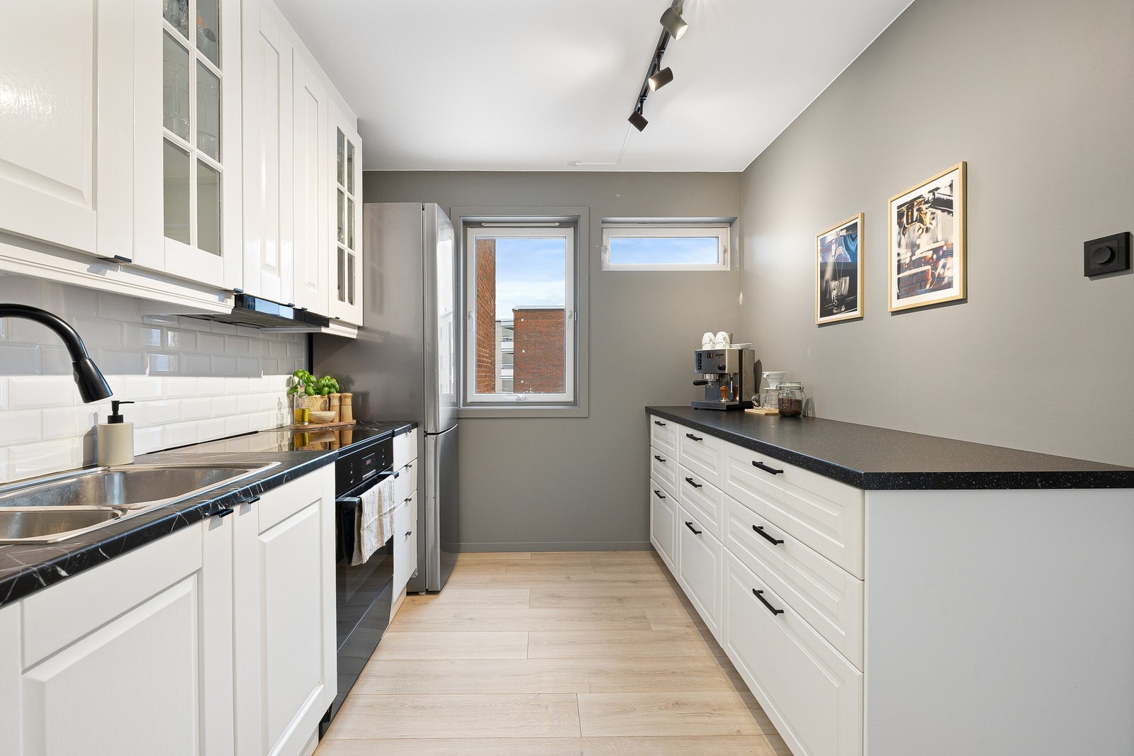 Kjøkkenet oppleves romslig og praktisk, med god arbeidsplass på begge sider. Galleribilde