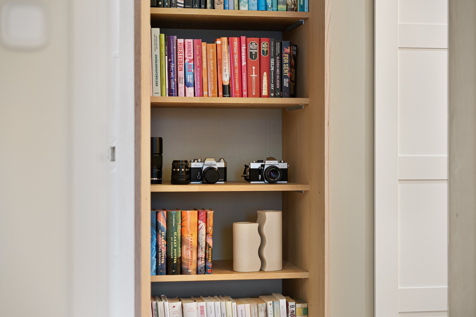 Detaljbilde av stilfull bokhylle. Galleribilde