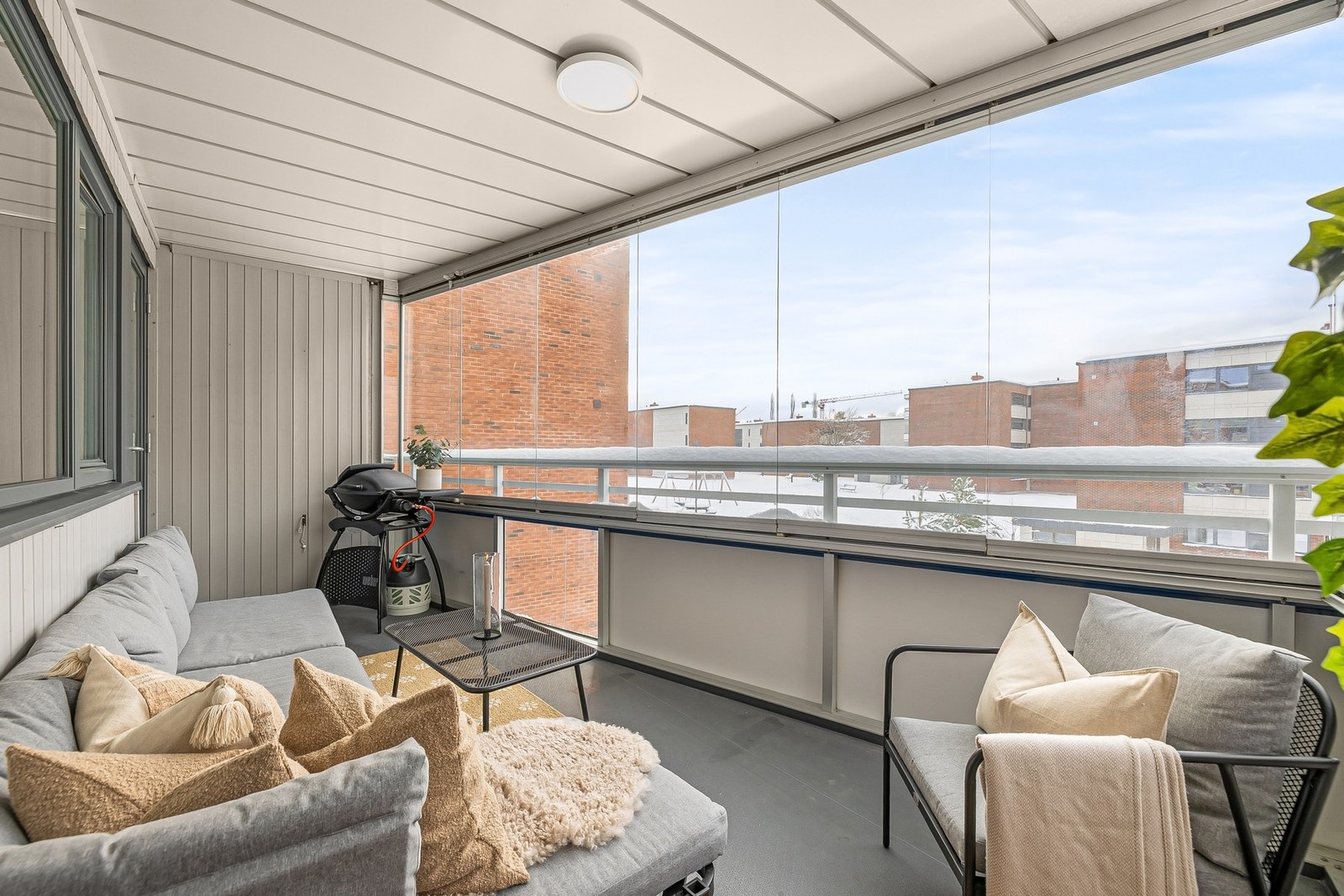 En av leilighetens fremste kvaliteter er en stor innglasset balkong på 10,1 kvm som kan benyttes hele året. Galleribilde