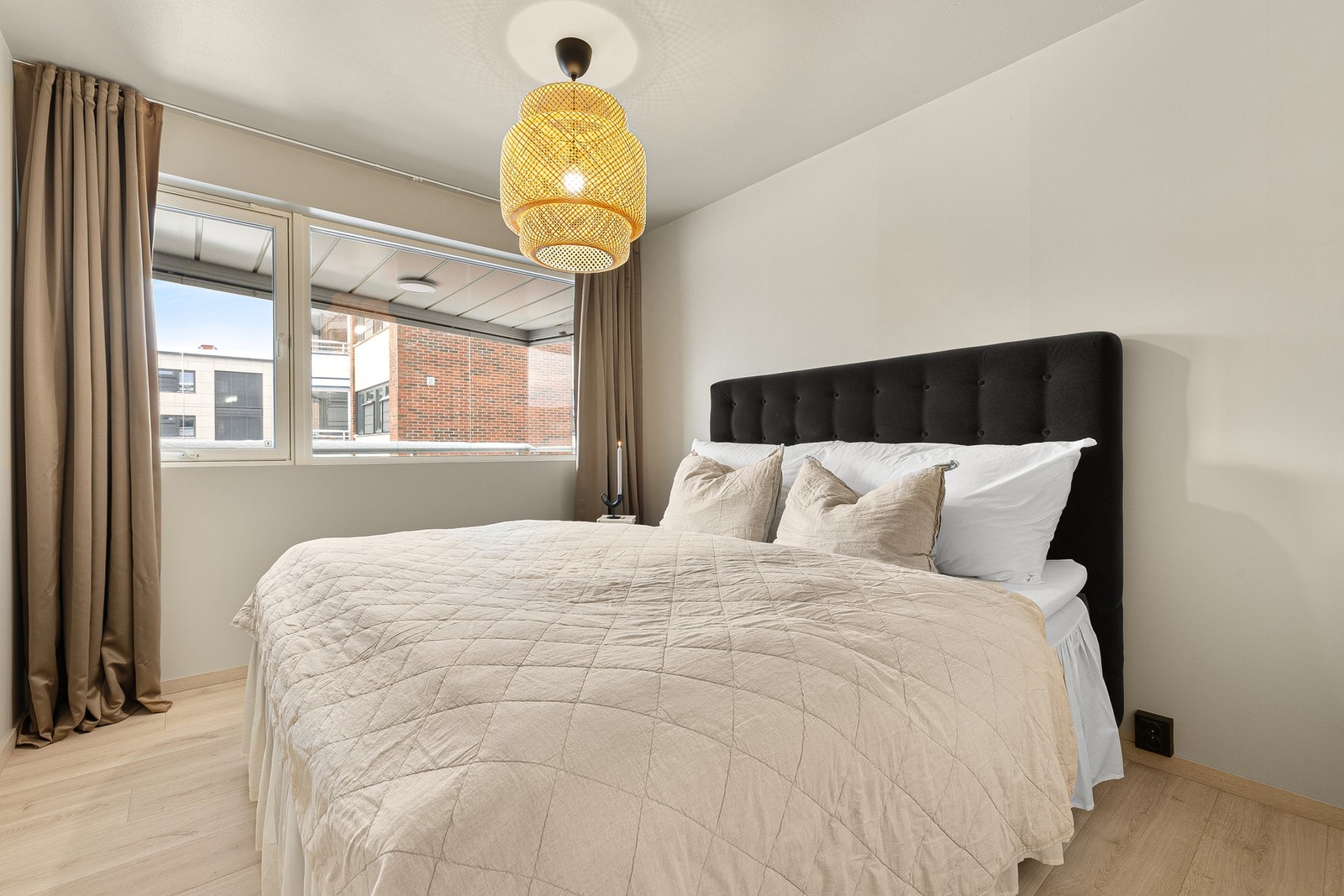 Soverom 2 måler 10,3 kvm og byr på rikelig med plass til seng av god størrelse. Galleribilde