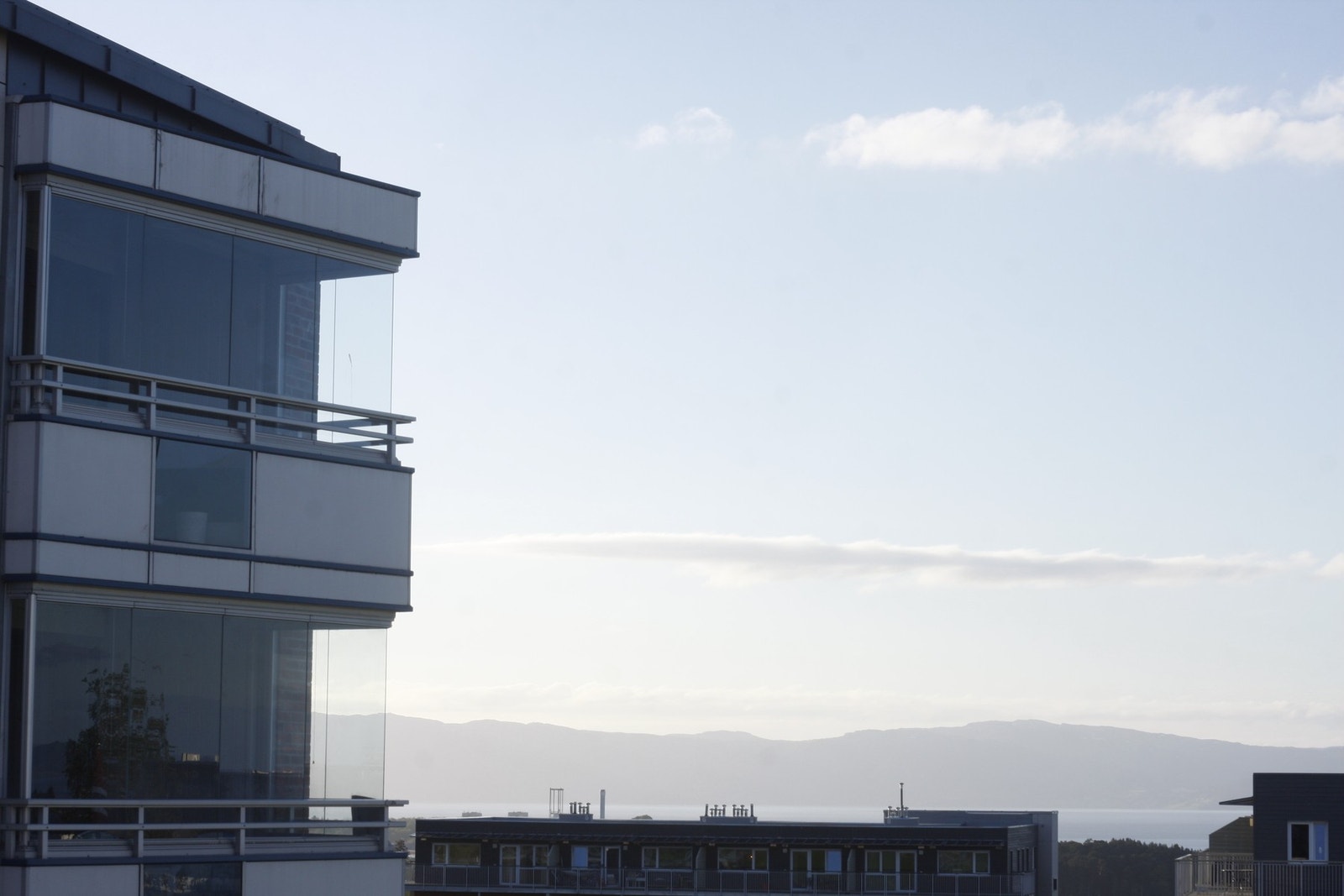 På balkongen nyter man svært godt av gode solforhold fra ca 13:30-19:30 på sommerhalvåret. Bildet er tatt av selger. Galleribilde