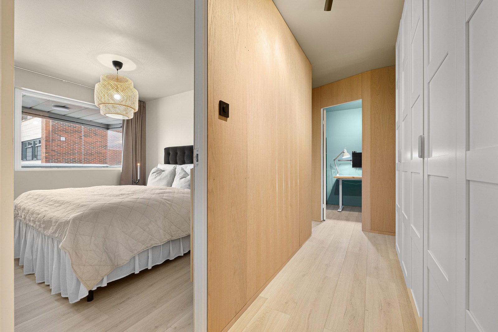 Fra stuen kommer du til gangen hvor du finner soverom 2 til venstre, og videre inn til kontoret med soverom 1 til venstre. Galleribilde