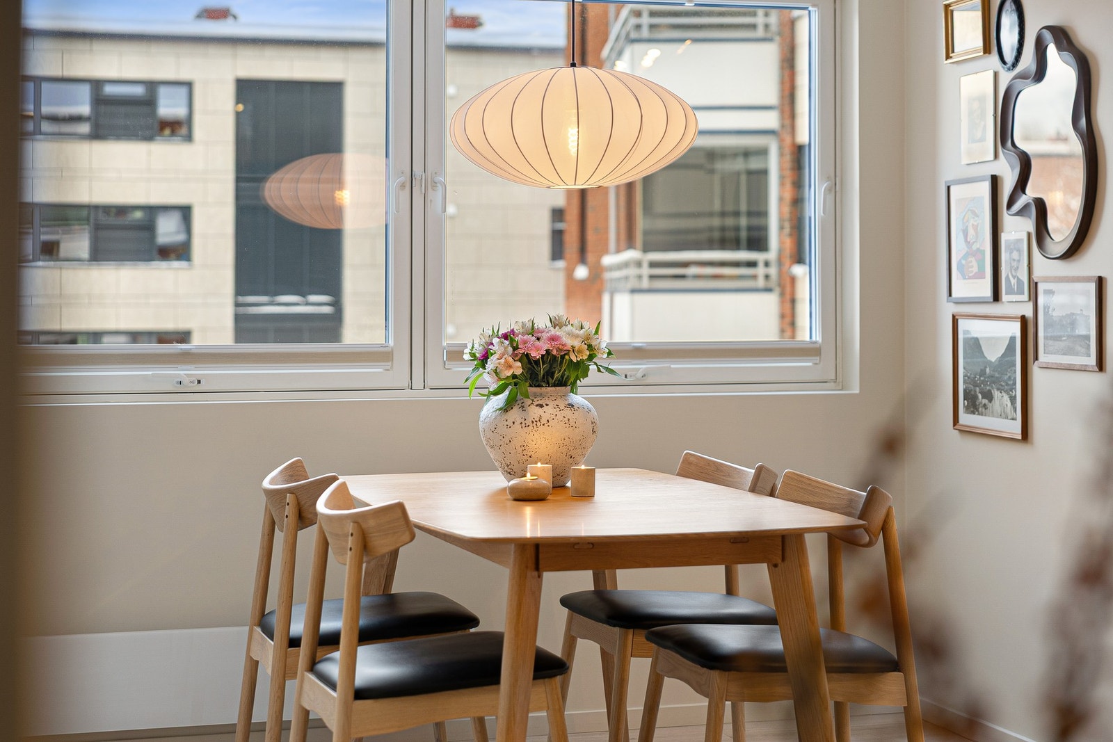 Detaljbilde av spisegruppe. Legg merke til at det er måltilpassede plisségardiner på vinduene. Vinduene ble for øvrig byttet ut i 2018, det samme gjelder balkongdøren. Galleribilde