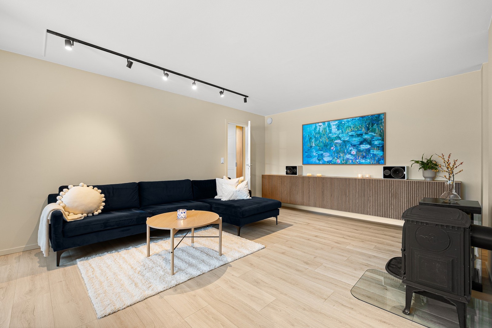 Leilighetens hoved oppholdsareal er en romslig stue som måler 24,8 kvm, og har god plass til etablering av både spise- og sittegrupper i sine naturlige soner. Galleribilde