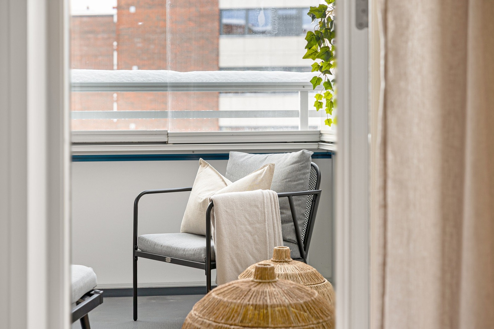 Detaljbilde fra soverom 1 mot leilighetens innglassede og solrike balkong. Galleribilde