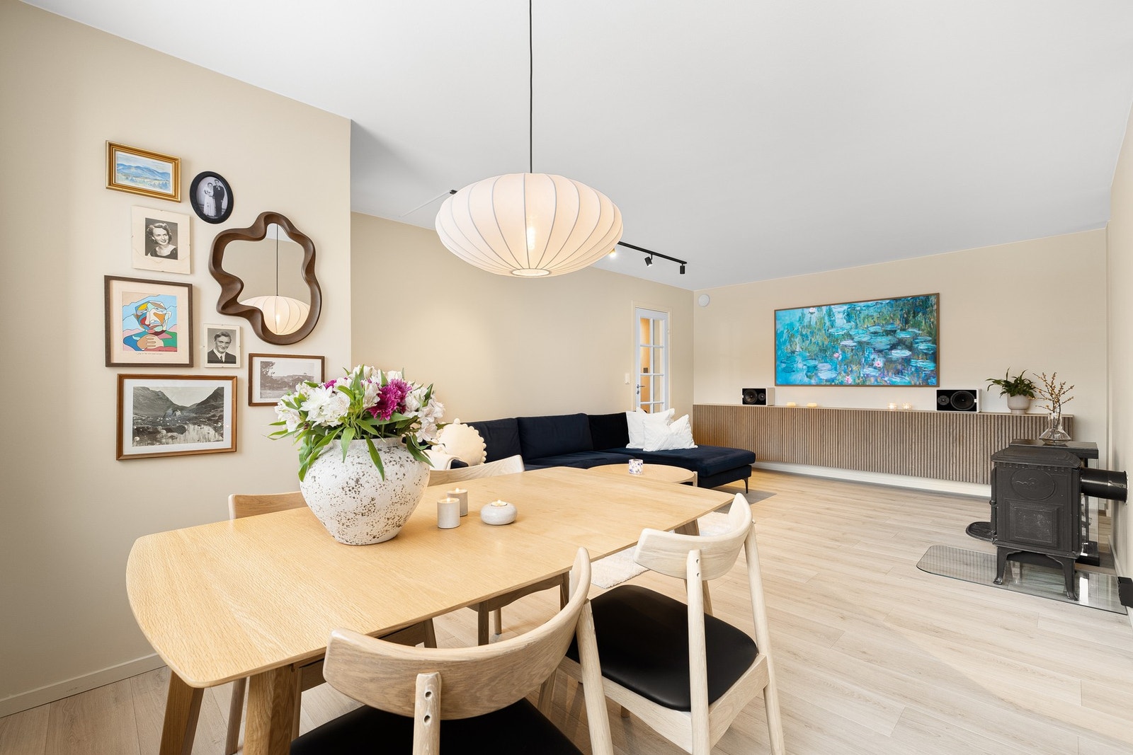 Spisebordet finner sin naturlige plass like ved kjøkkenet, her kan du nyte gode måltider i godt selskap. Galleribilde