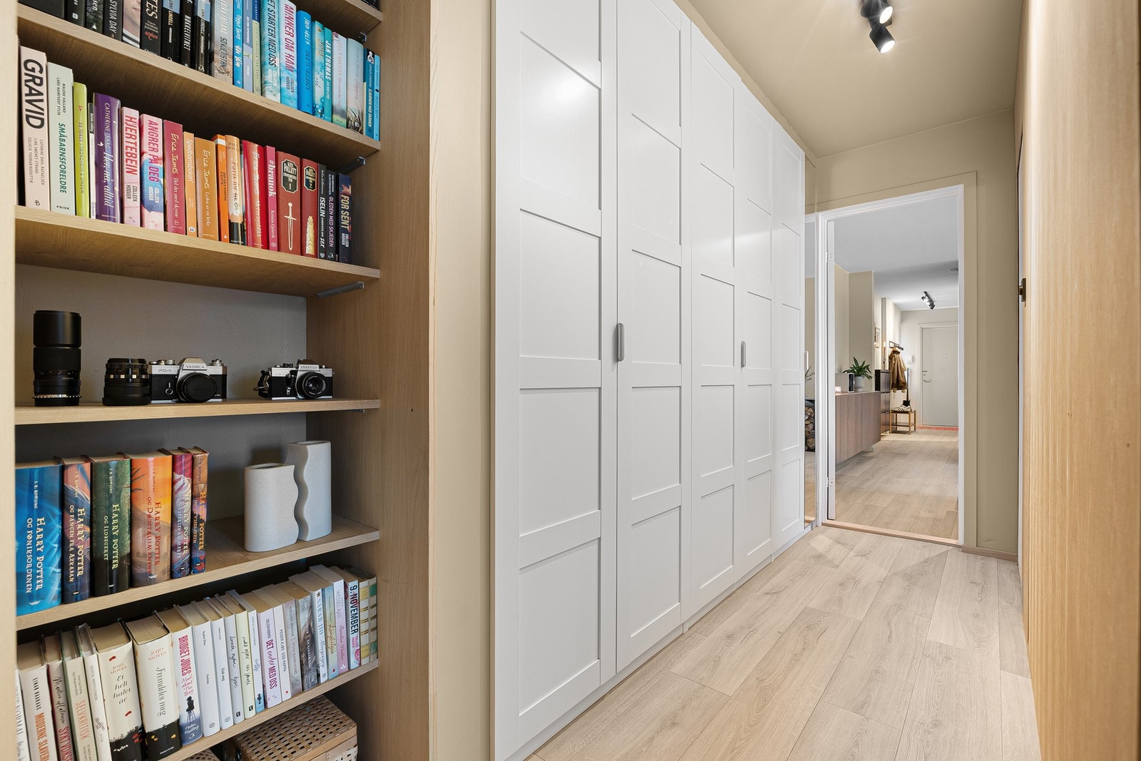 I gangen utenfor soverommet er det et innebygd garderobeskap som gir god og praktisk oppbevaringsplass. Galleribilde